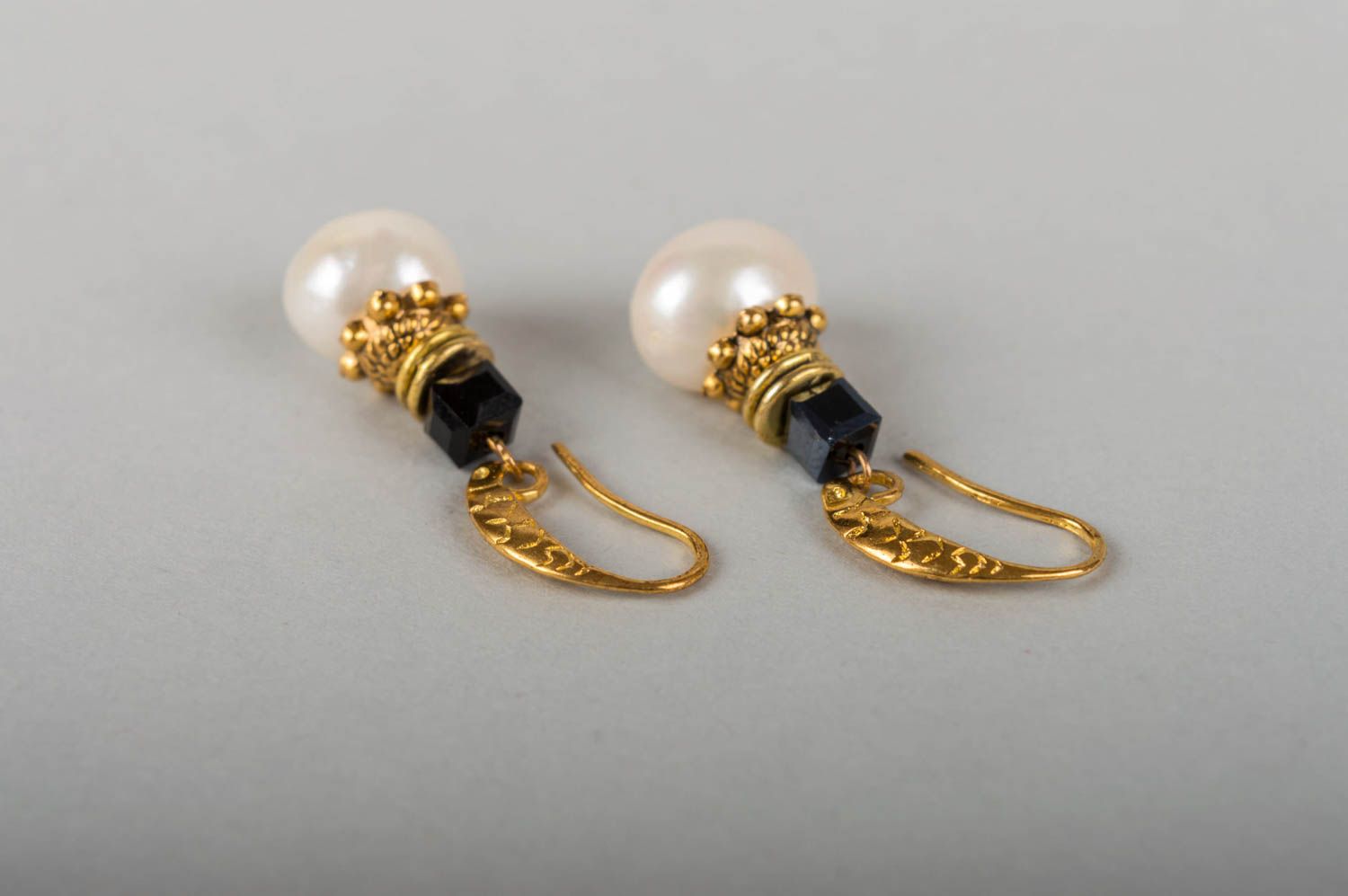 Petites boucles d'oreilles en perles blanches avec cristaux noirs faites main photo 4