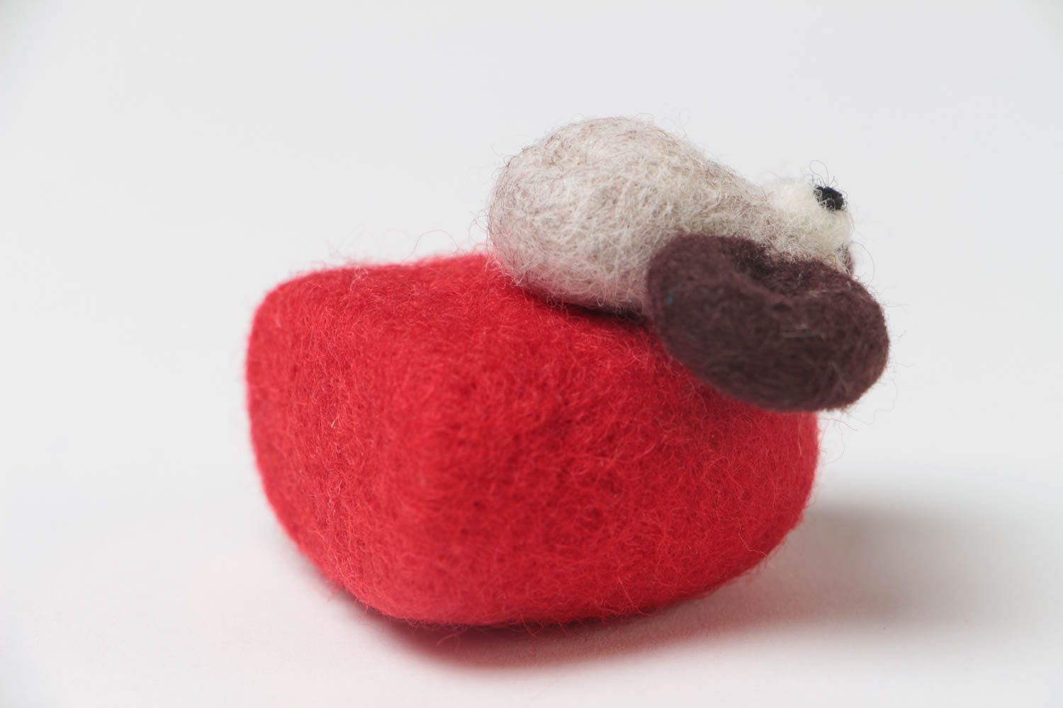 Petite figurine en laine feutrée décorative faite main originale Mouton rouge photo 3
