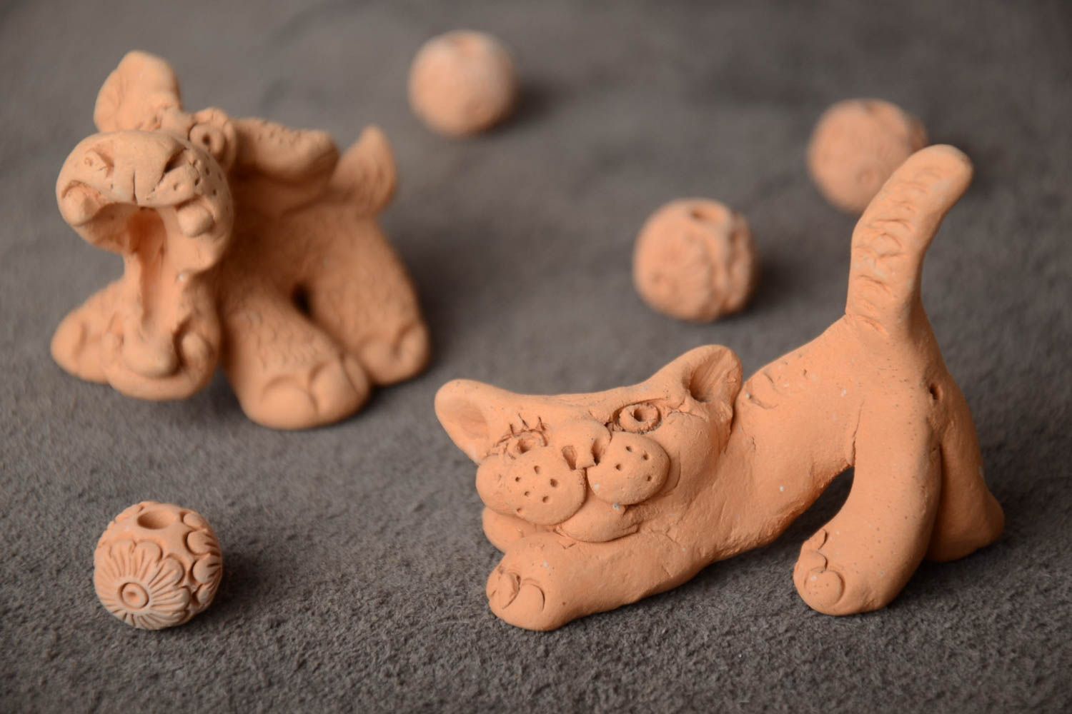 Глиняные фигурки в виде кота и собаки ручной работы набор 2 штуки для декора фото 1