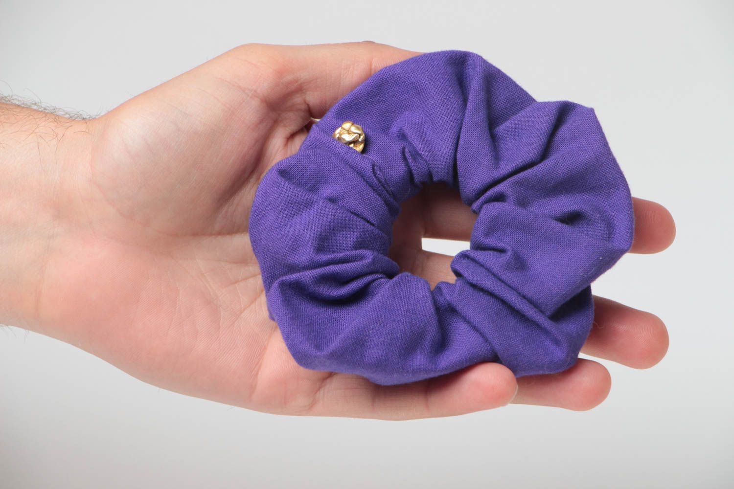 Резинка для волос из ткани хлопка ручной работы фиолетовая красивая нарядная фото 5