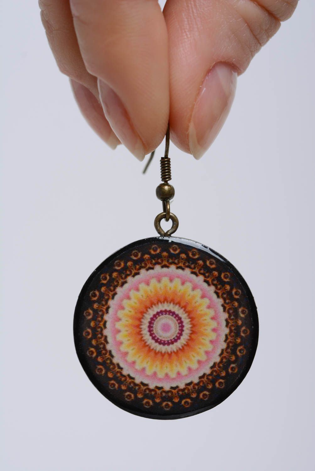 Красочные серьги из полимерной глины в технике декупаж ручной работы круглые фото 4
