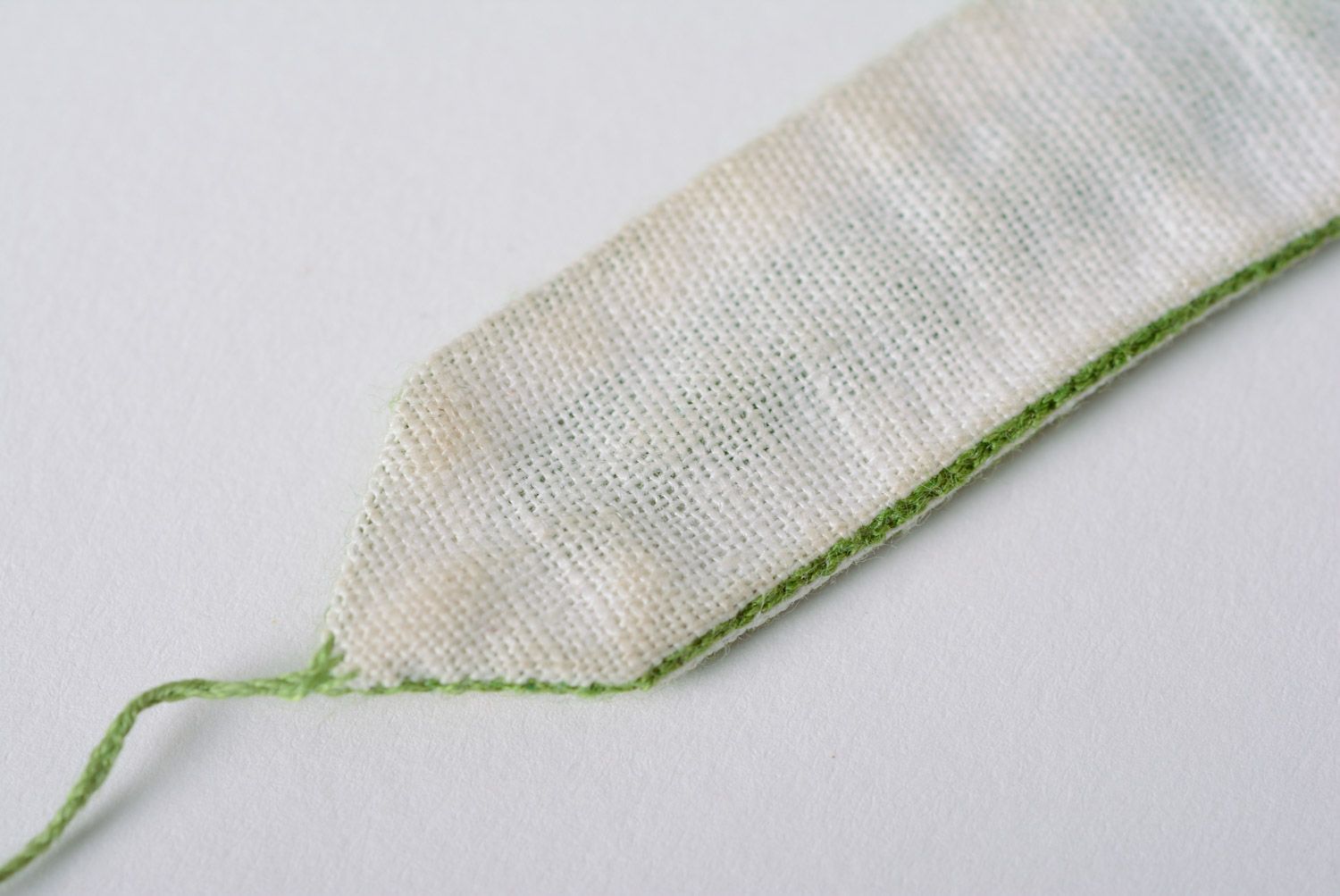 Браслет с вышивкой крестиком тканевый ручной работы белый с зеленым авторский фото 5