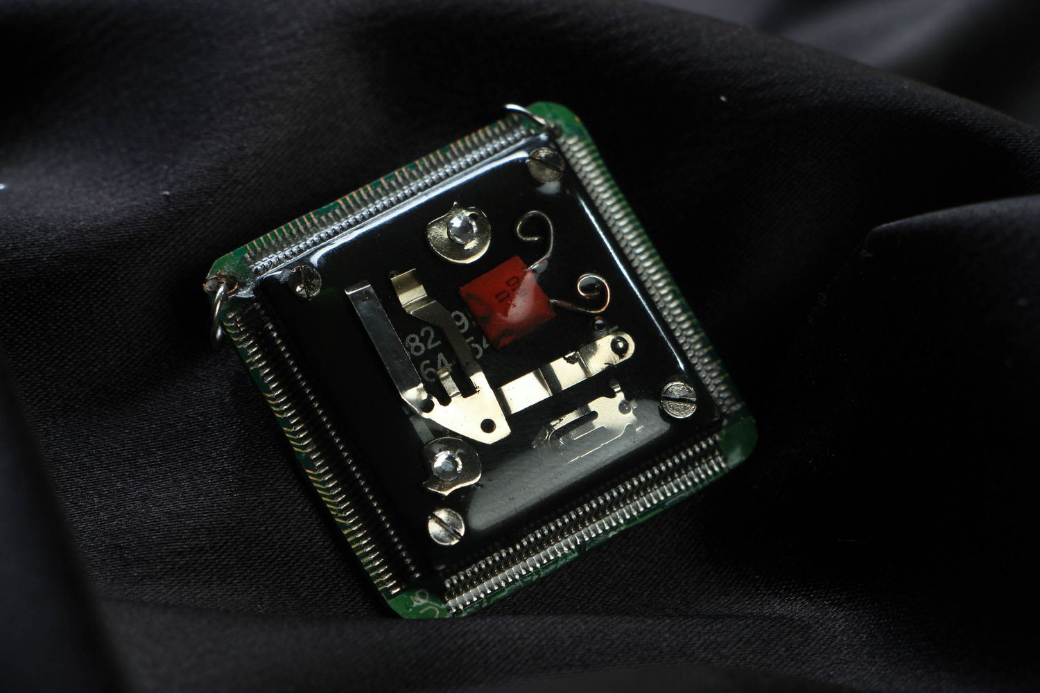 Pendentif de style steampunk avec circuit intégré  photo 1