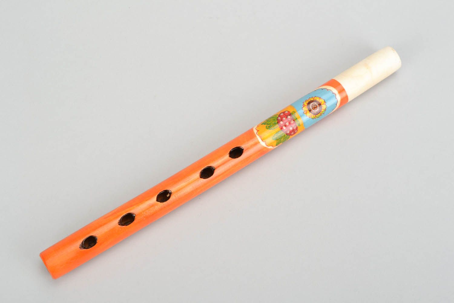 Flauta de madeira feita à mão com pintura lembrancinha de madeira artesanal  foto 3