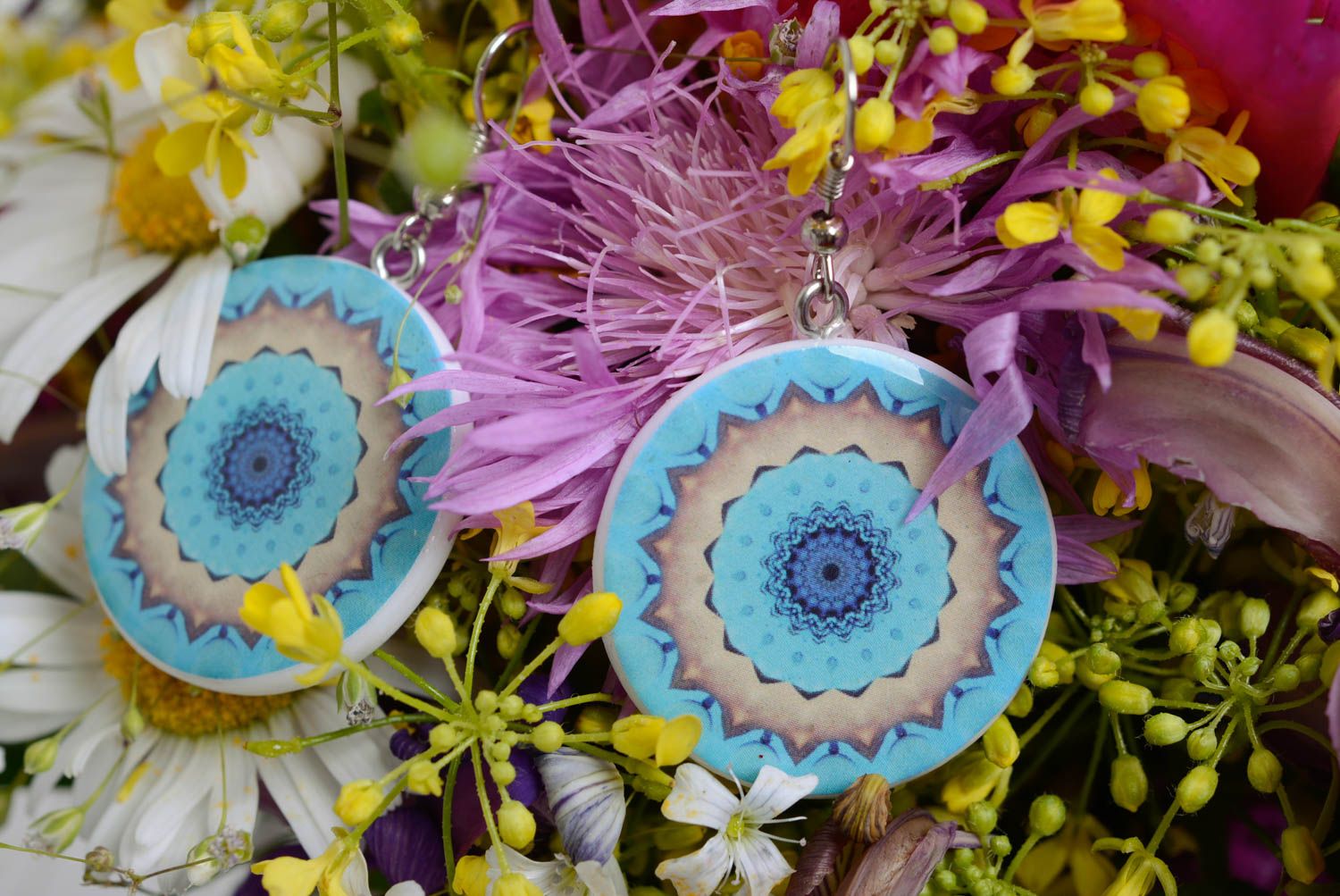 Künstlerische runde Ohrringe aus Polymerton blau grell originell Handarbeit foto 1