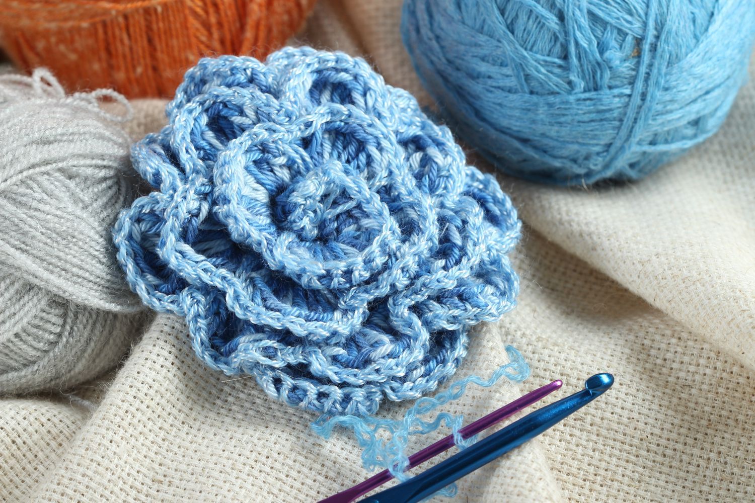 Accesorio para crear bisutería artesanal flor tejida al crochet regalo original foto 1