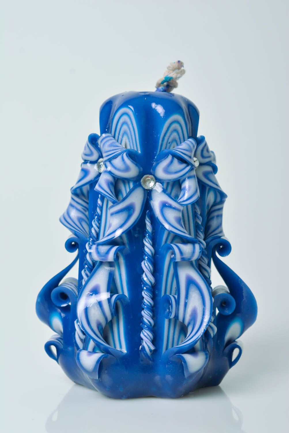 Bougie décorative en paraffine sculptée bleue motif blanc grande faite main photo 1