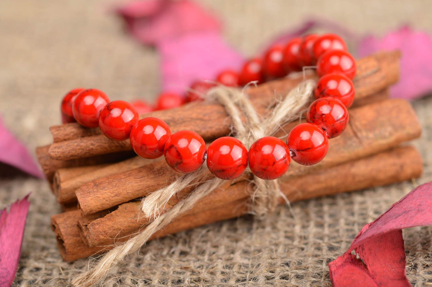 Bracelet élastiqué perles rouges femme