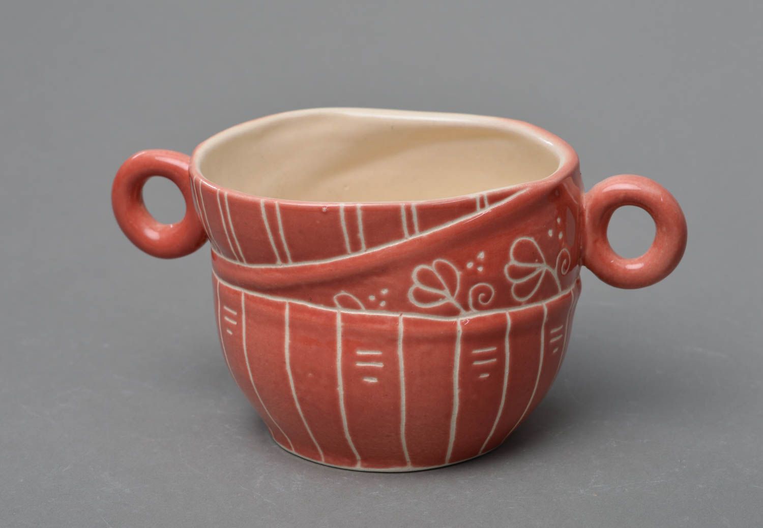 Große andmade keramische Tasse aus Porzellan mit Bemalung rot schön originell foto 1