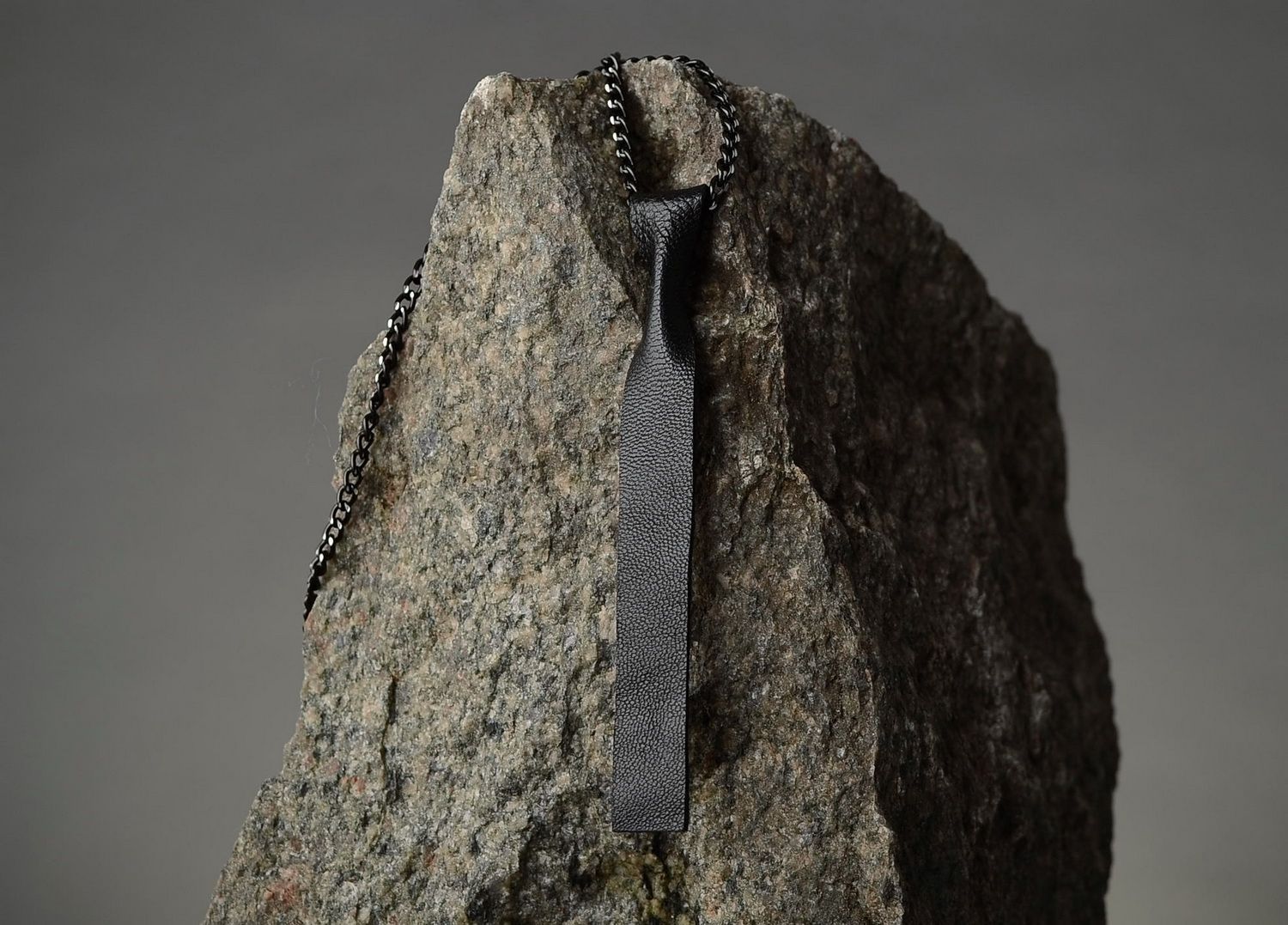 Schmuckanhänger in Form von Krawatte aus natürlichem Leder. foto 2