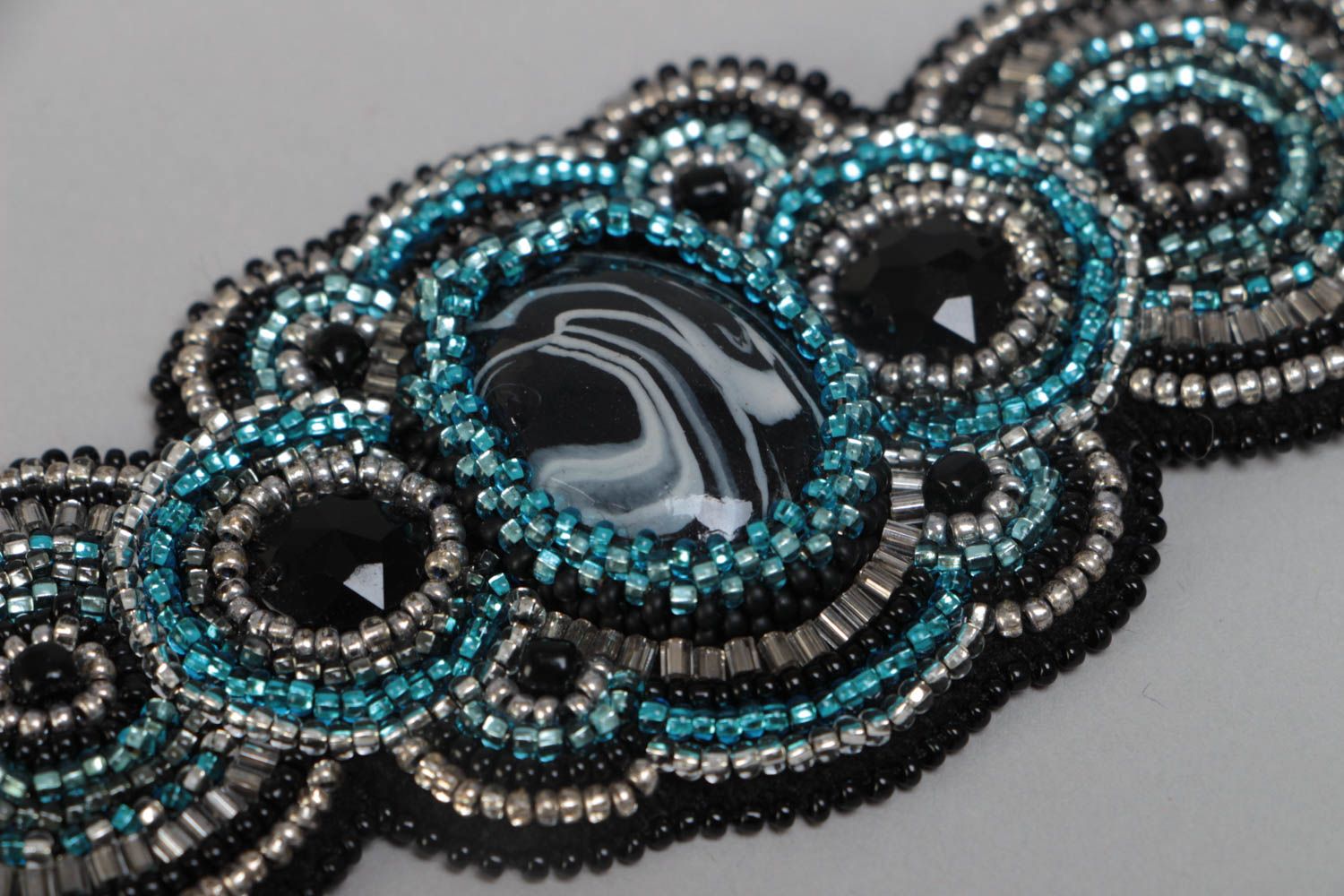 Schwarzes besticktes handmade Armband aus Glasperlen mit Plastikverschluss foto 3