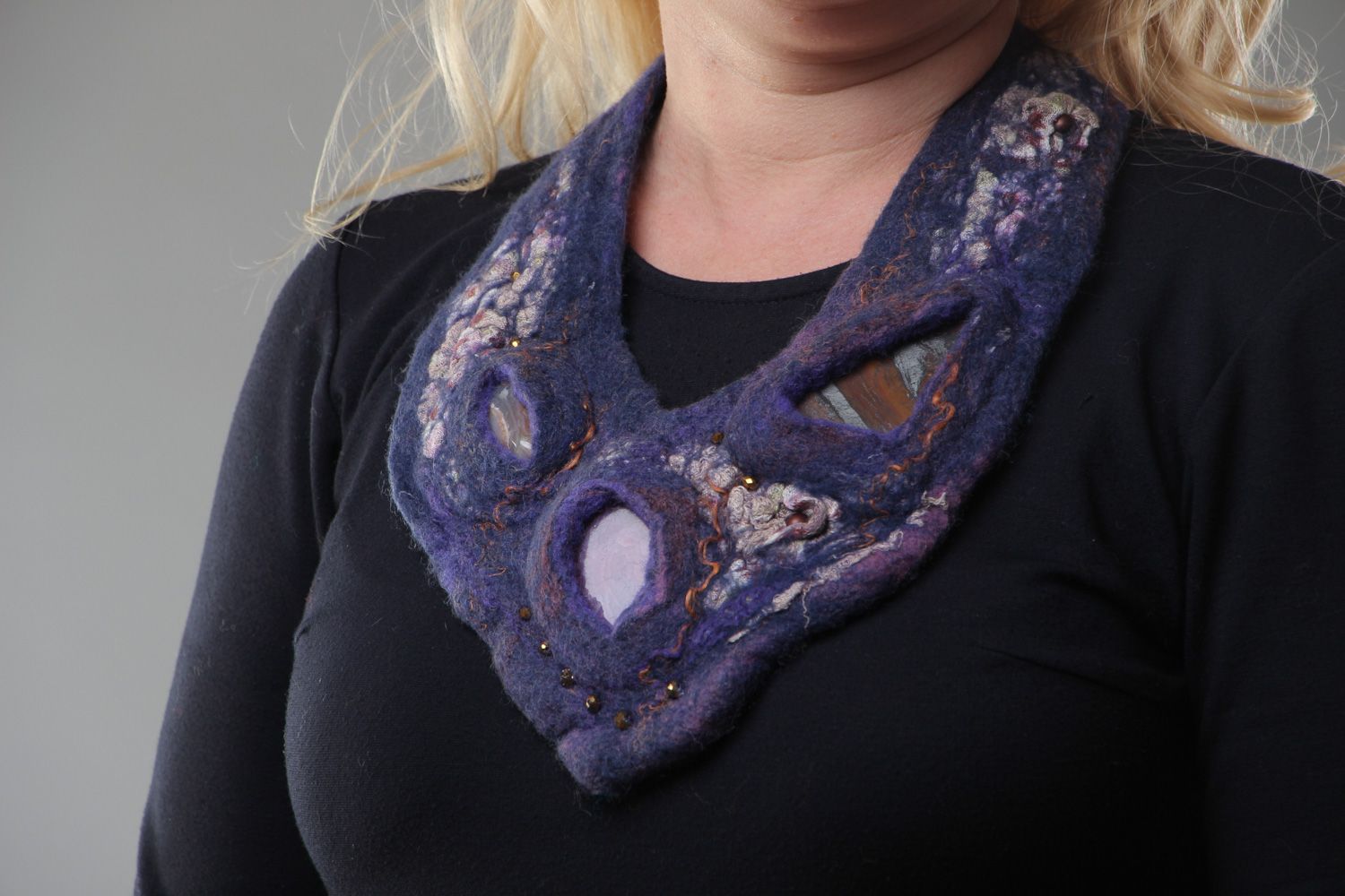 Collar de lana violeta en técnica de fieltro con ágata artesanal foto 5