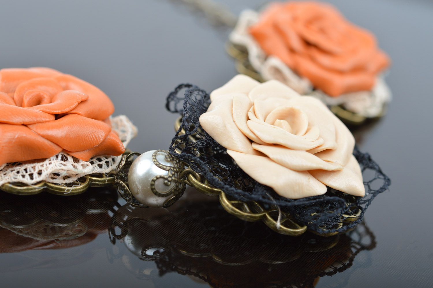 Collar con flores de arcilla polimérica con encaje artesanal hermoso foto 5
