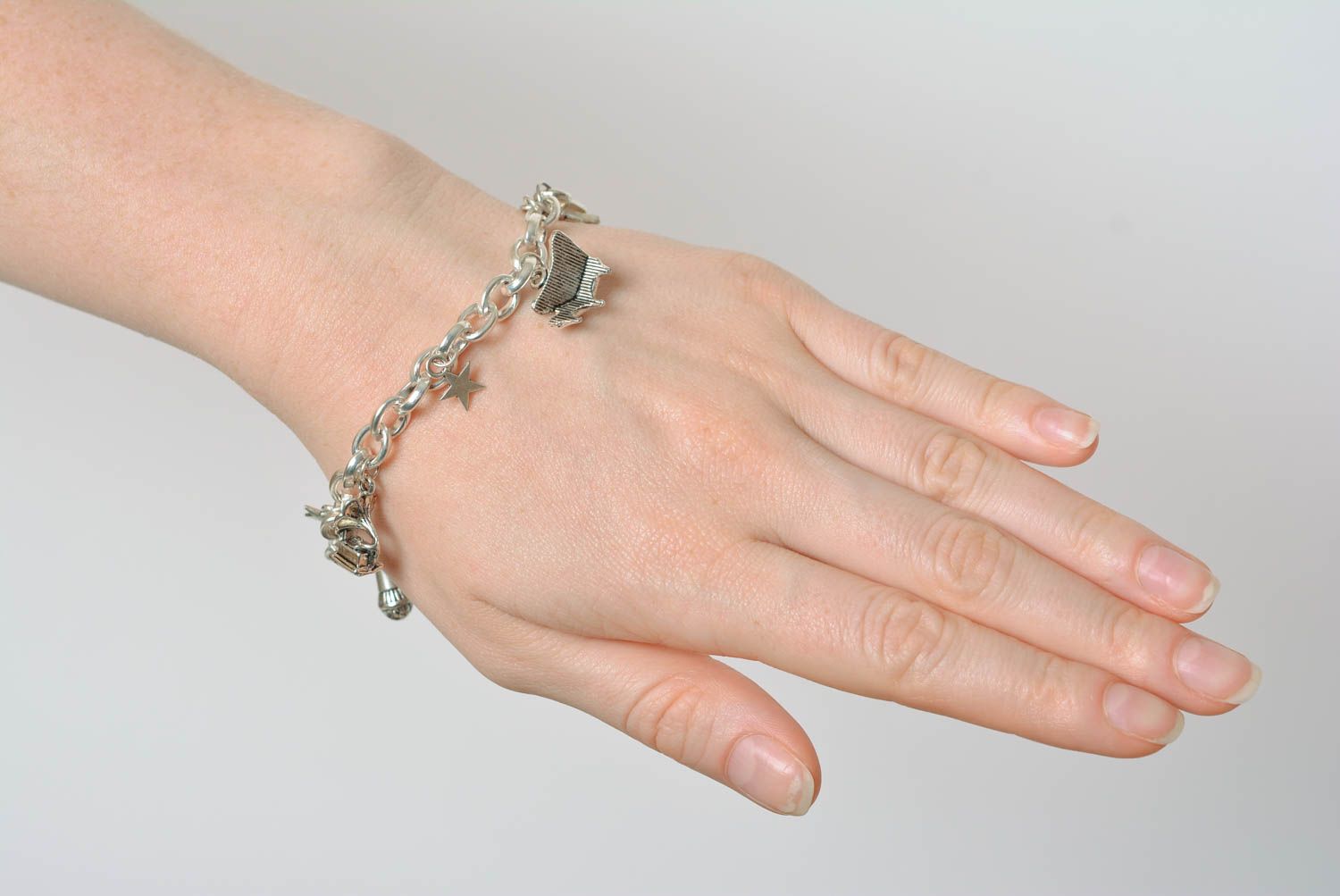 Bracelet breloques en métal Bijou fait main couleur argentée Cadeau femme photo 3