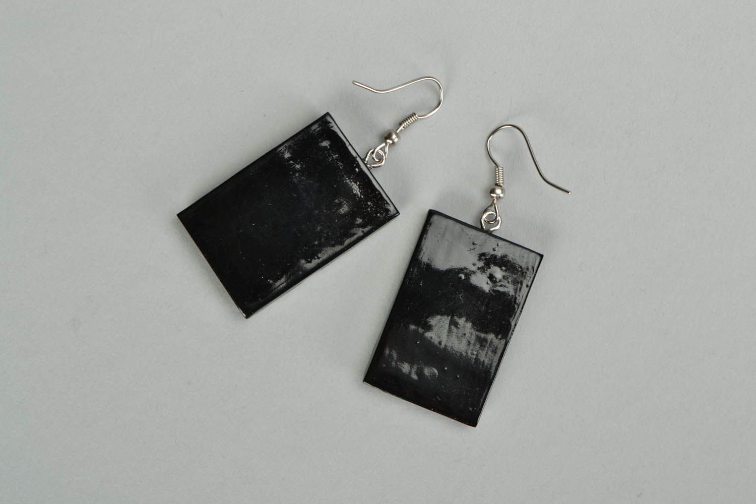 Brincos pingentes pretos e brancos feitos de cerâmica plástica cobertos com esmalte foto 3