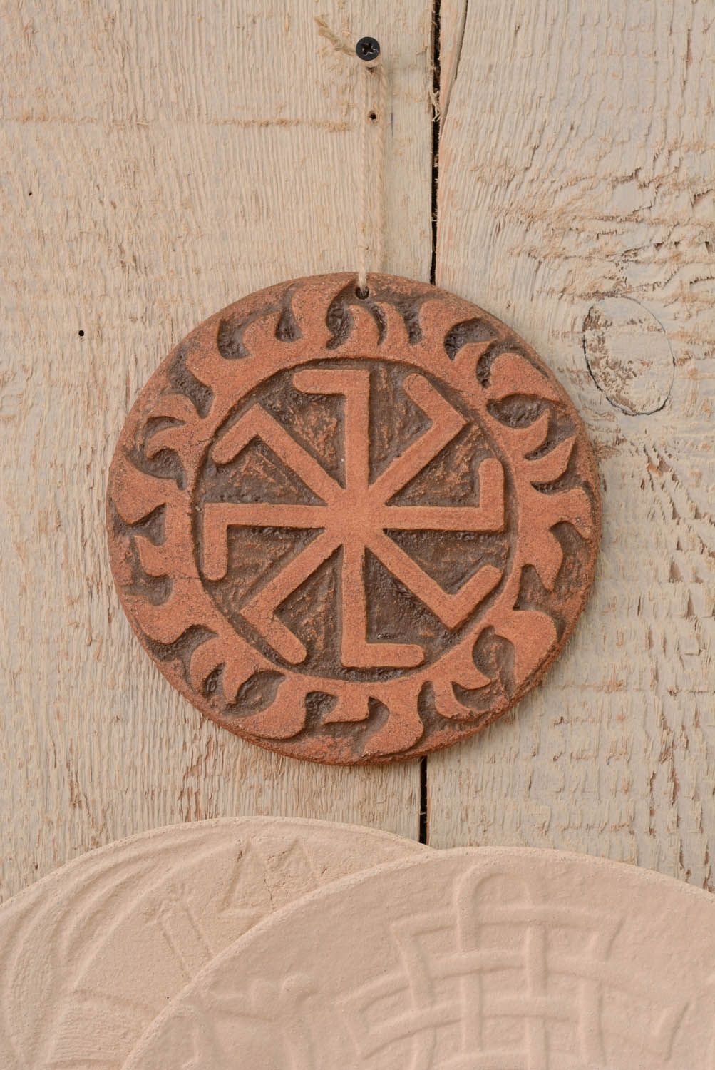 Pingente talismã artesanal de interior de cerâmica feito de argila Kolyadnik foto 3