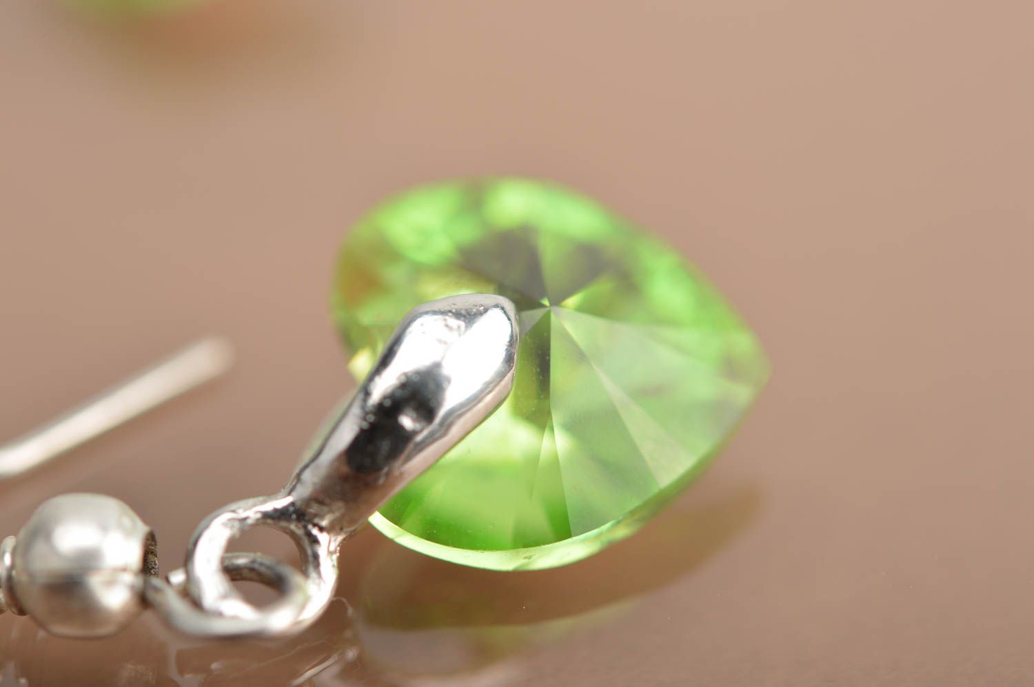 Серьги с авторскими кристаллами в виде маленьких зеленых сердечек ручной работы фото 4