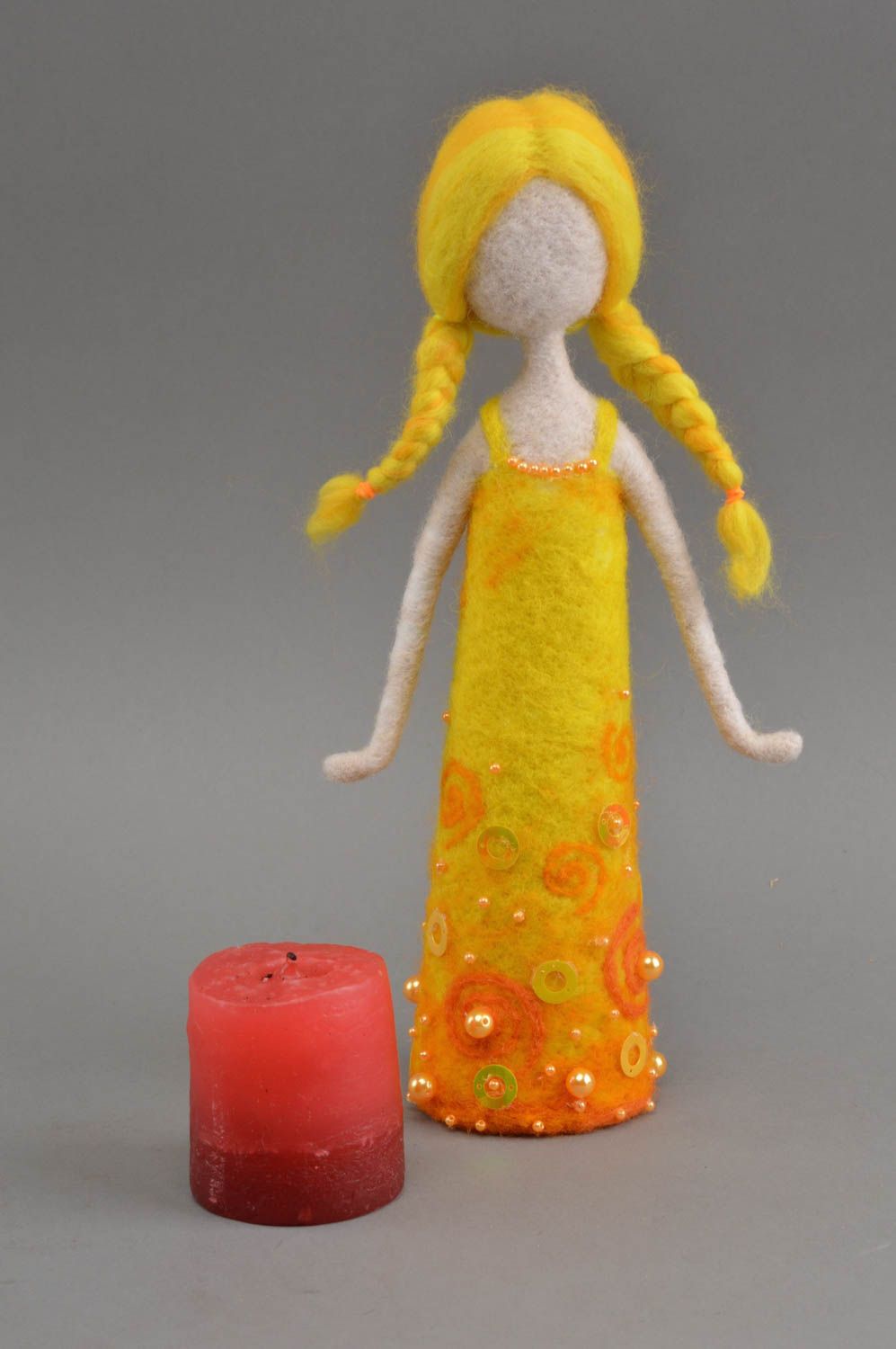 Gelbe künstlerische Puppe aus Wolle in Filztechnik für Interieur handgeschaffen foto 1