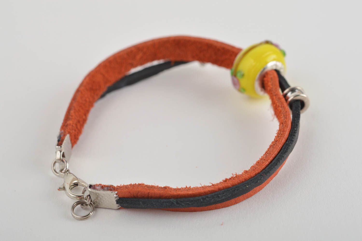 Handmade Designer Schmuck Leder Armband eng Accessoire für Frauen mit Perle foto 5