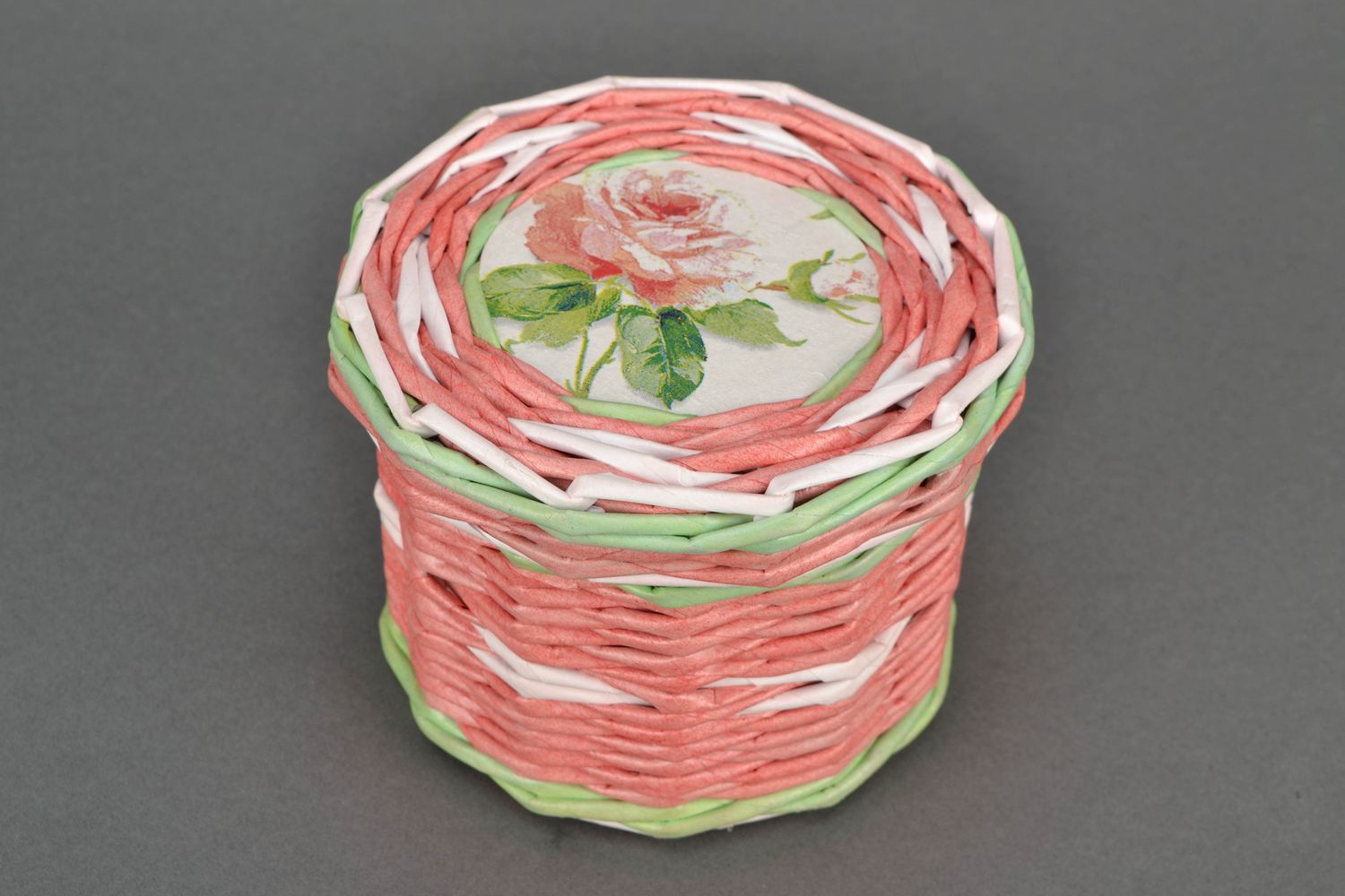 Красивая плетеная корзинка из бумажной лозы Розочка фото 1