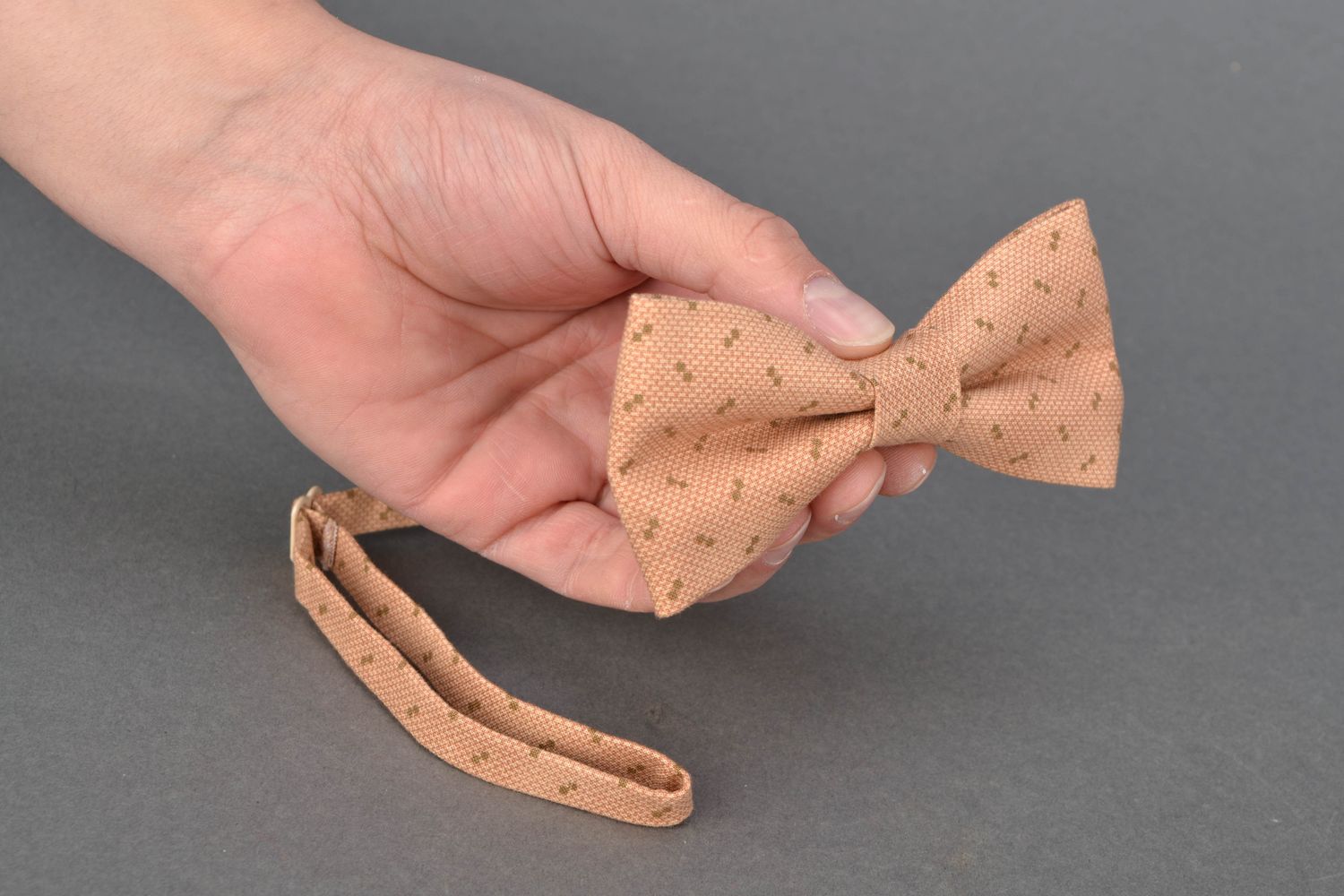 Fabric bow tie of beige color photo 2