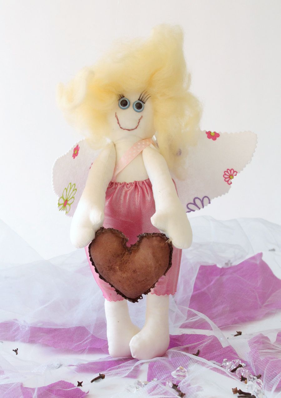 Bambola morbida in cotone fatta a mano pupazzo tessile angelo con cuore bello foto 1