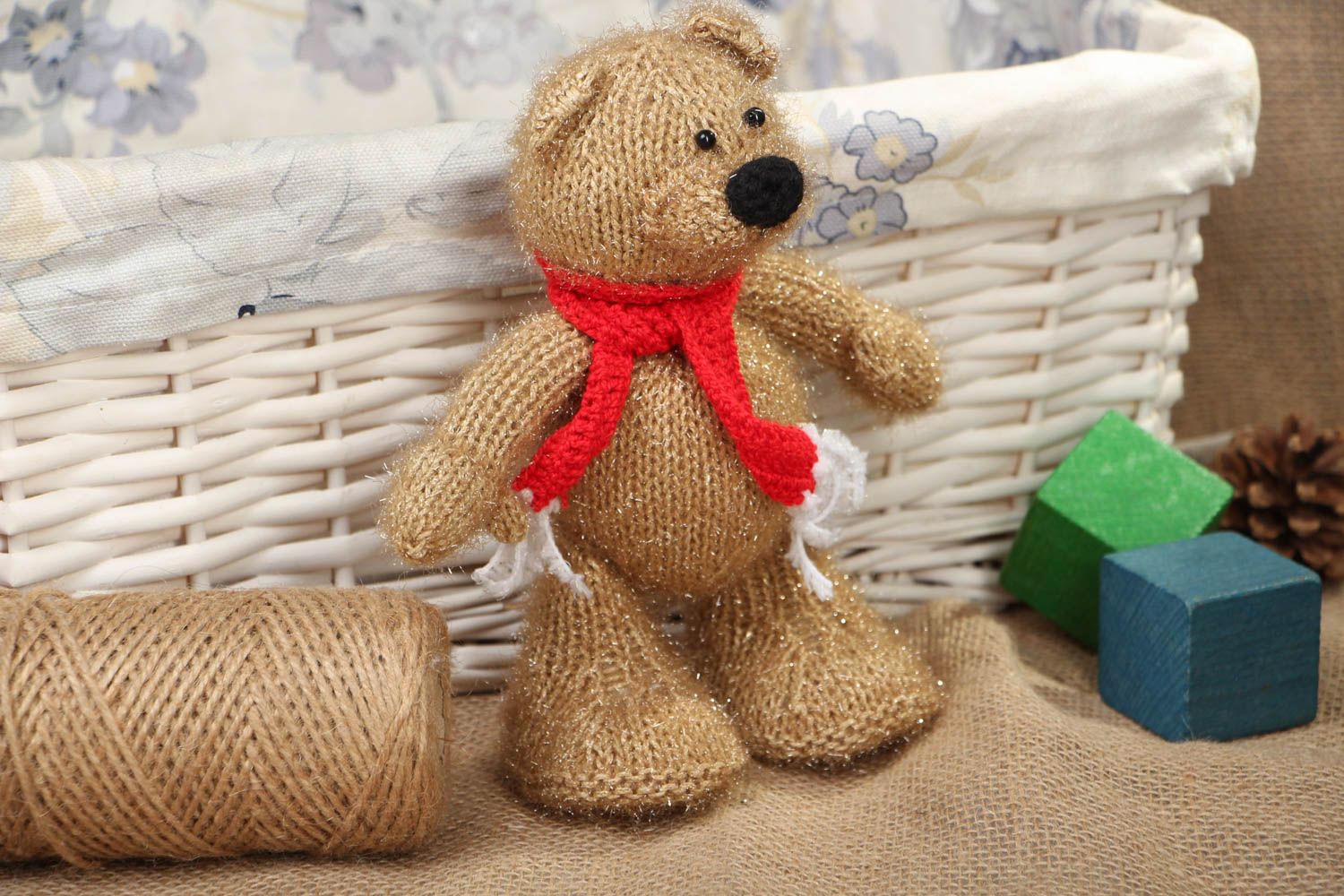 Очаровательная вязаная игрушка ручной работы в виде медвежонка фото 5
