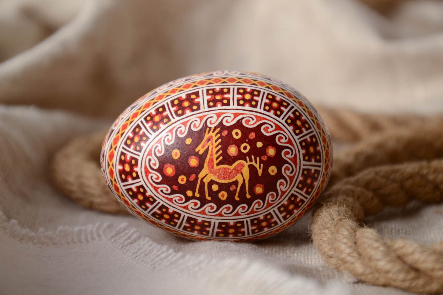 Huevo de Pascua artesanal bonito pintado en la técnica de cera  foto 1