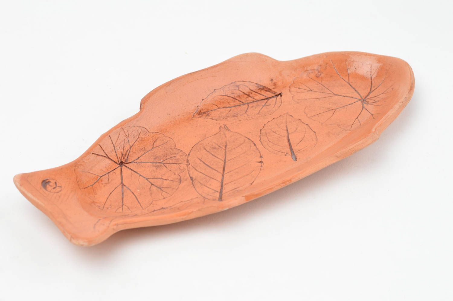 Авторская декоративная керамическая тарелка из красной глины ручной работы рыба фото 2