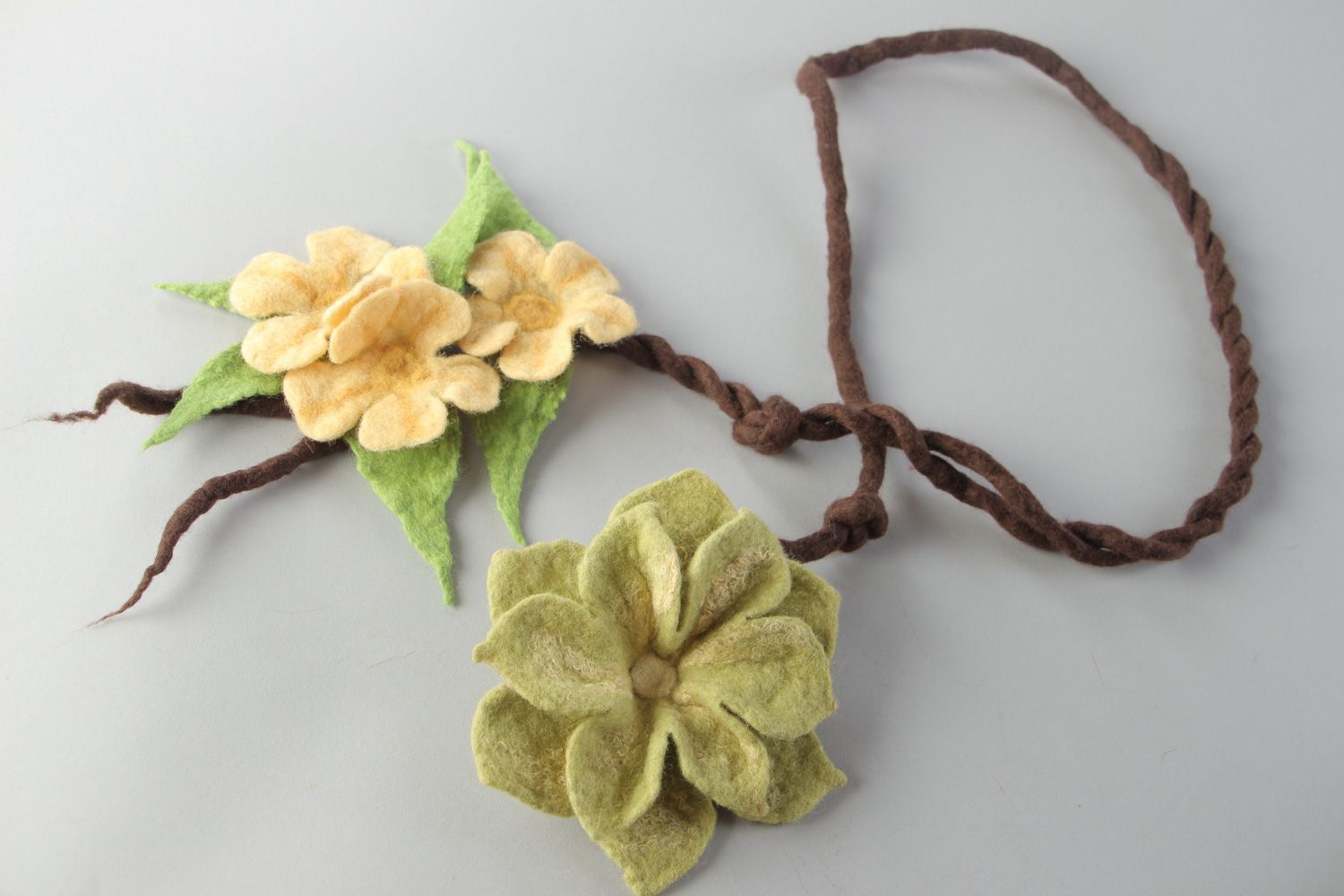 Handgemachtes originelles stilvolles Collier mit Kunstblumen in Nassfilztechnik für Frauen foto 2