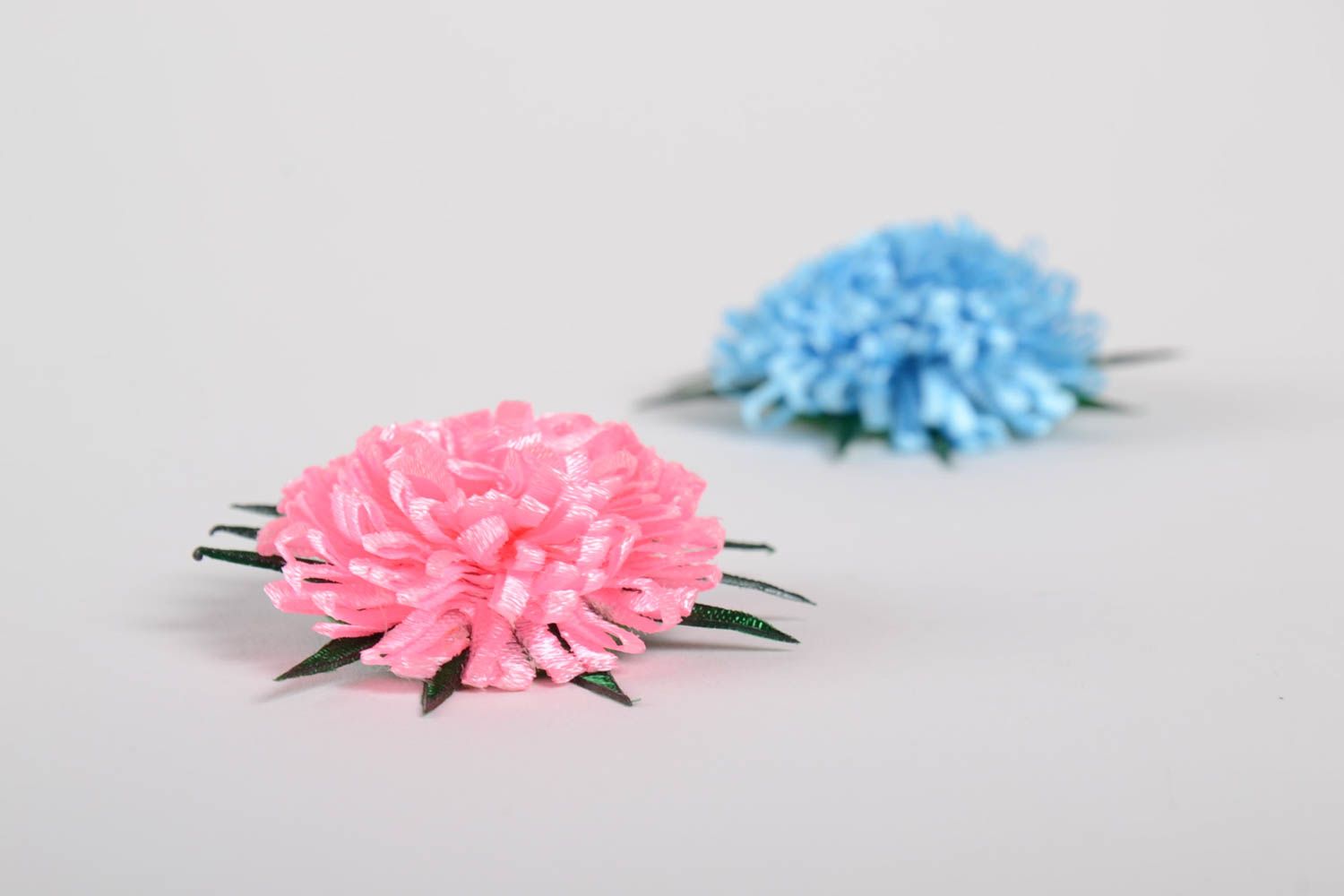 Набор заколок для волос в виде цветов из лент 2 штуки голубая и розовая хэндмэйд фото 4