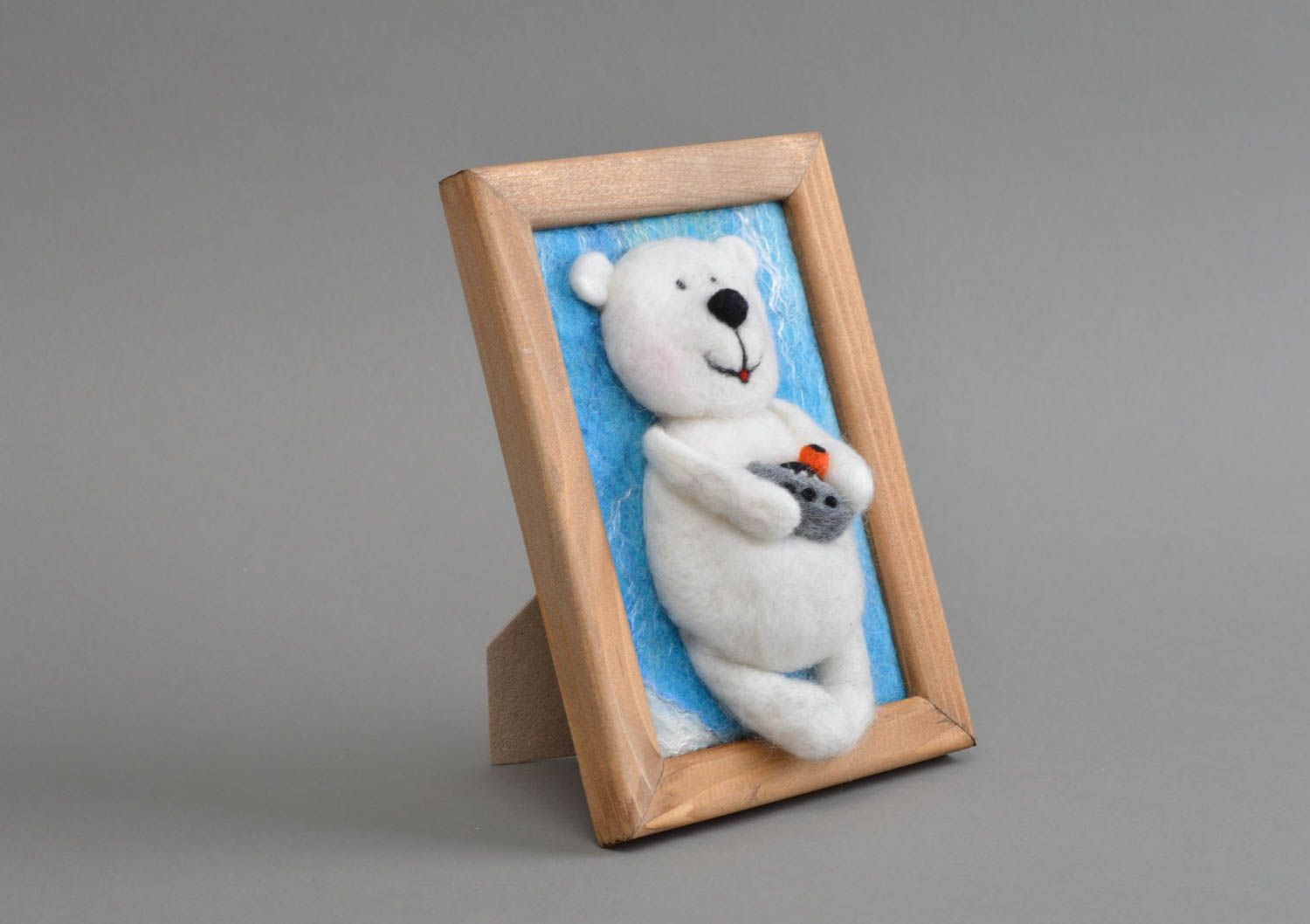 Handmade beautiful cute unusual woolen picture in wooden frame White bear photo 2