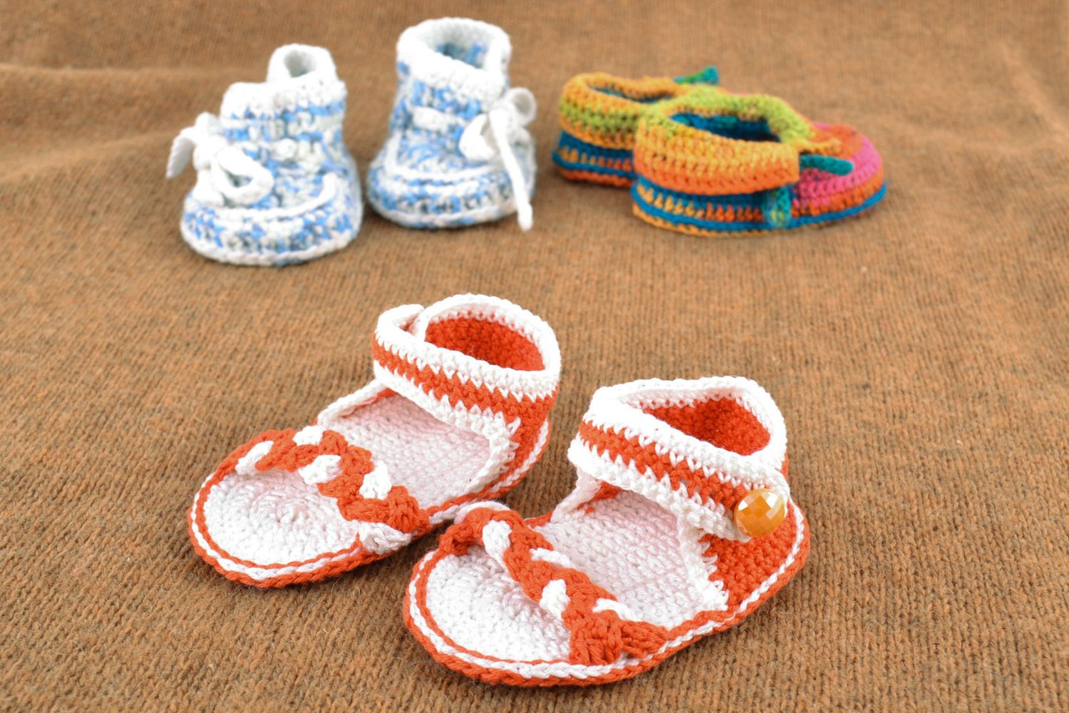 Вязаные пинетки сандалики для девочки белые с оранжевым маленькие ручная работа  фото 1