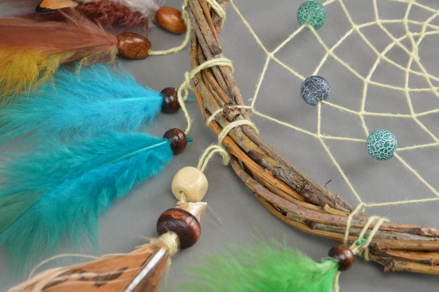 Ловец Снов интерьерная подвеска с перьями филина и цесарки цветная ручной работы фото 4
