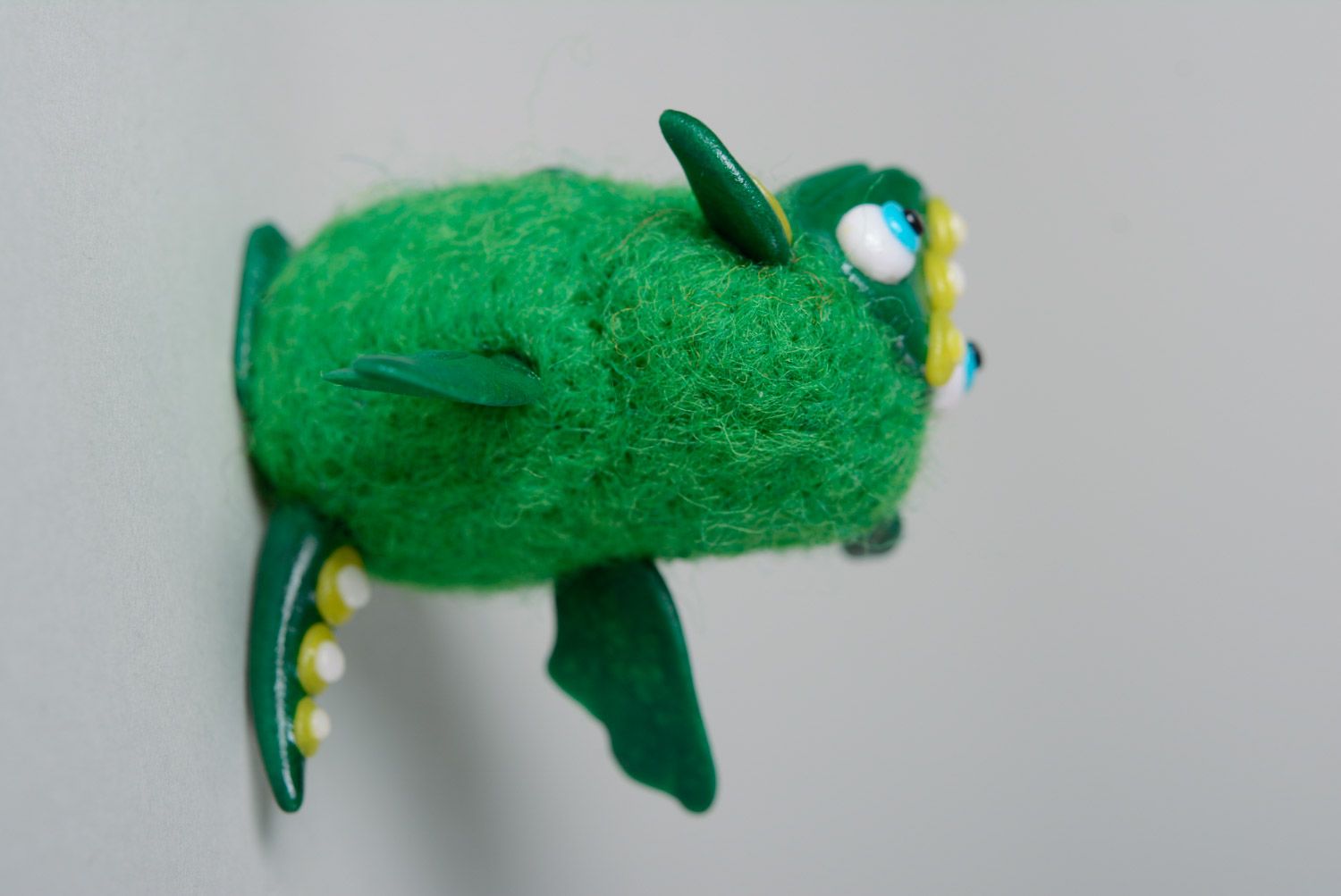 Handmade Spielzeug Drache in Grün aus Wolle gewalkt und Polymerton lustig foto 5