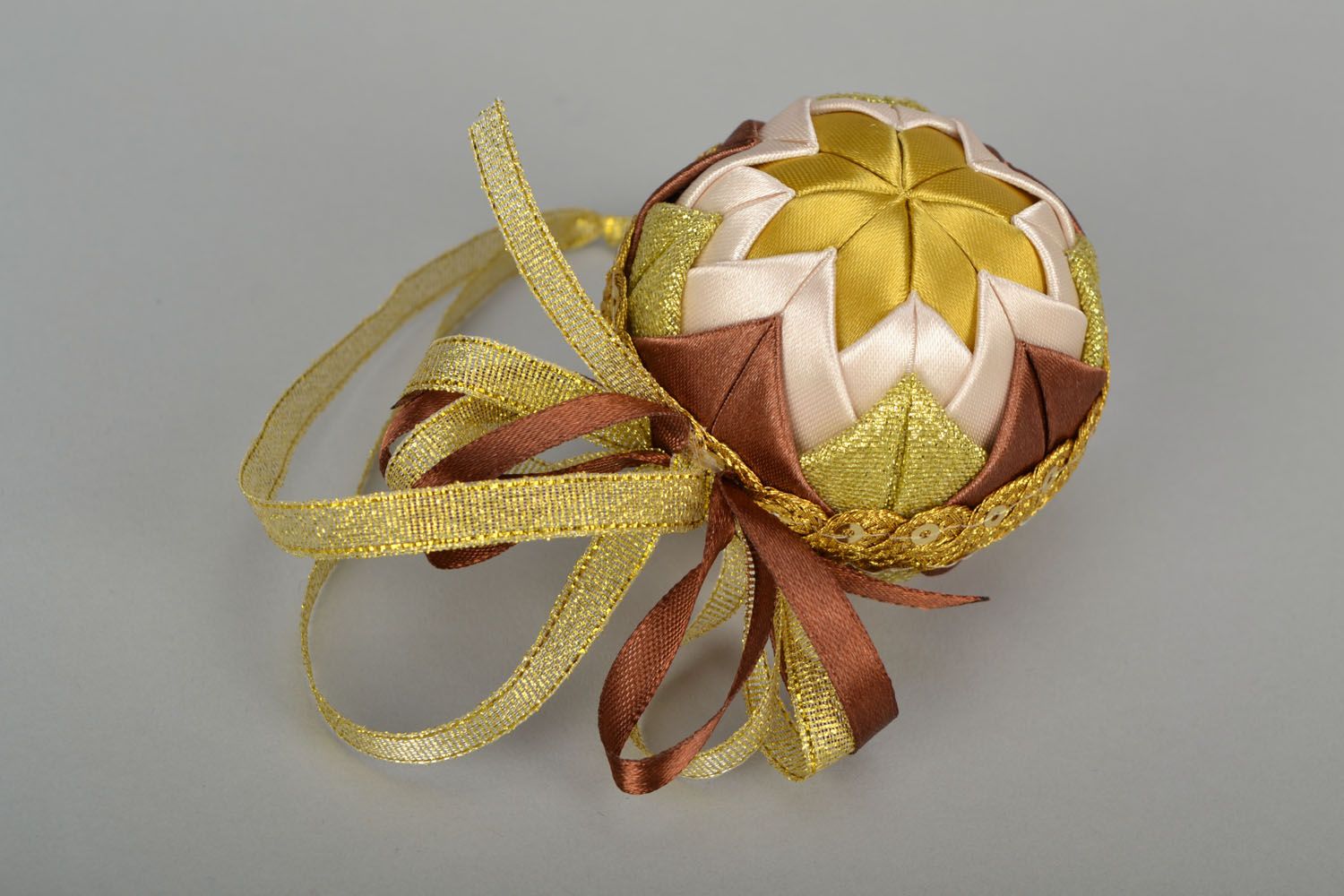 Bola de Natal de cetim artesanal  foto 3