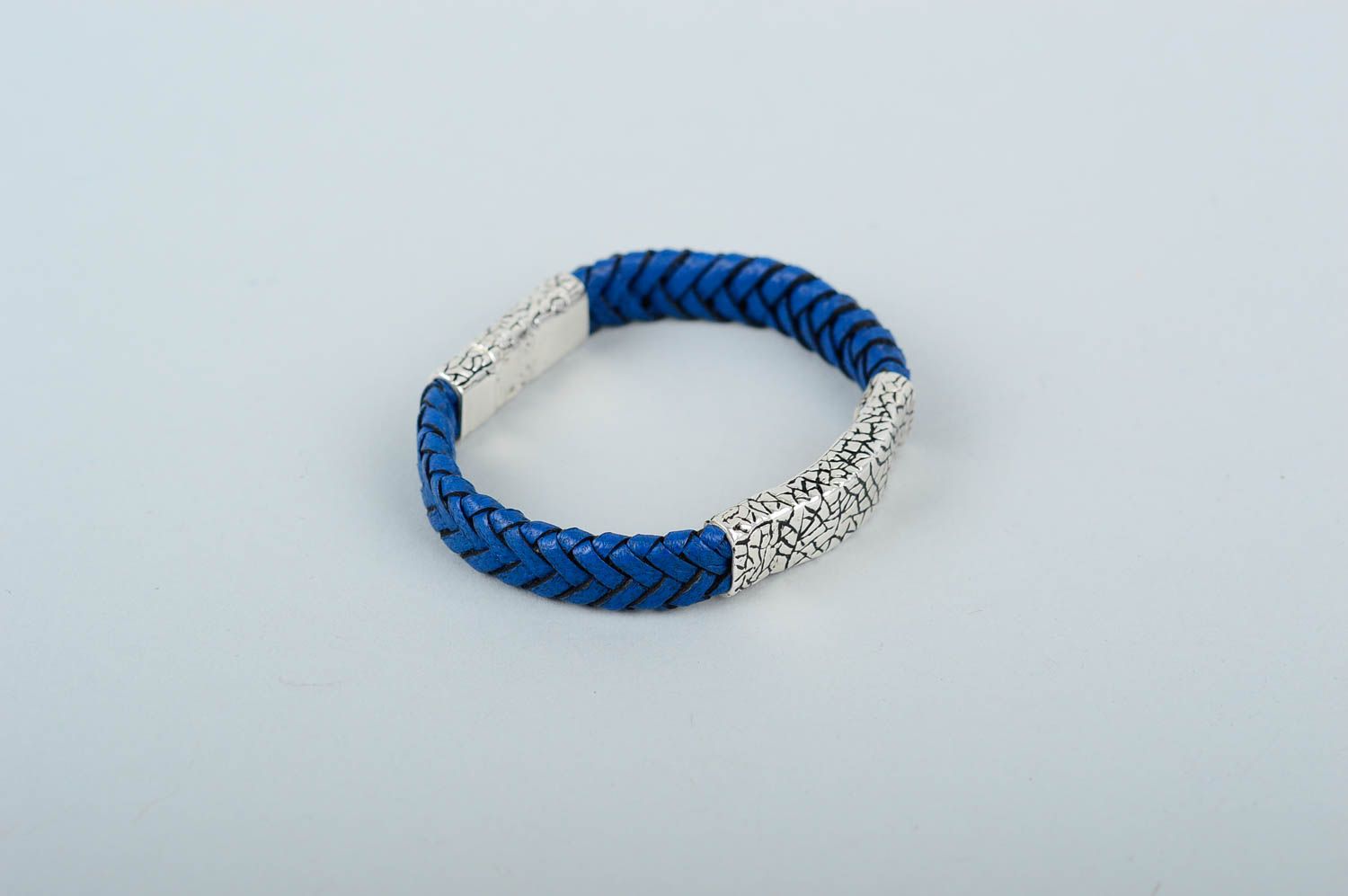 Синий кожаный браслет ручной работы браслет на руку украшение из кожи авторское фото 4