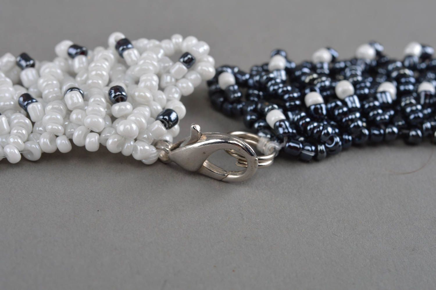Collier en perles de rocaille fait main noir et blanc avec grandes perles photo 4