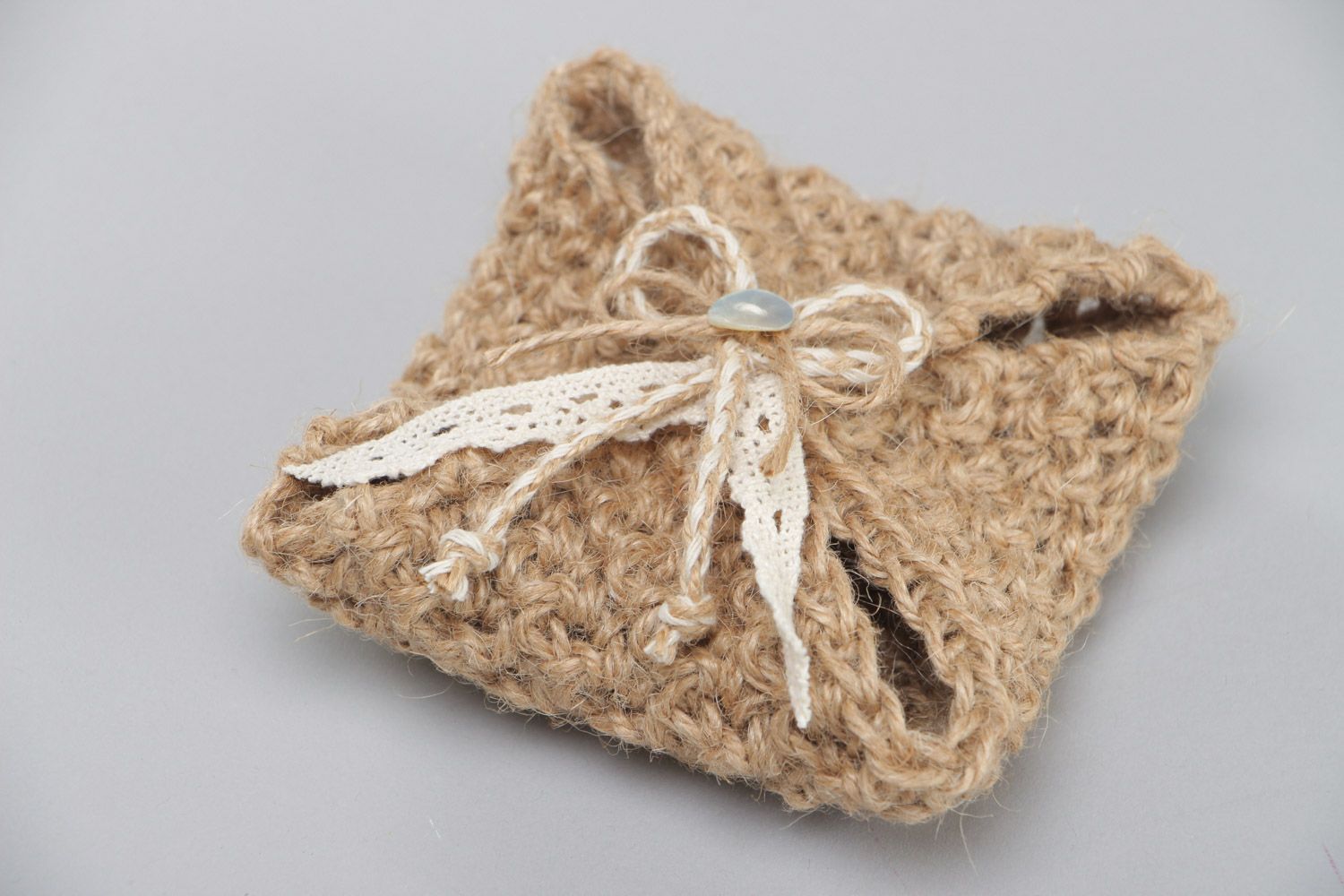 Coussin pour alliances en jute tricoté au crochet avec dentelle fait main photo 2