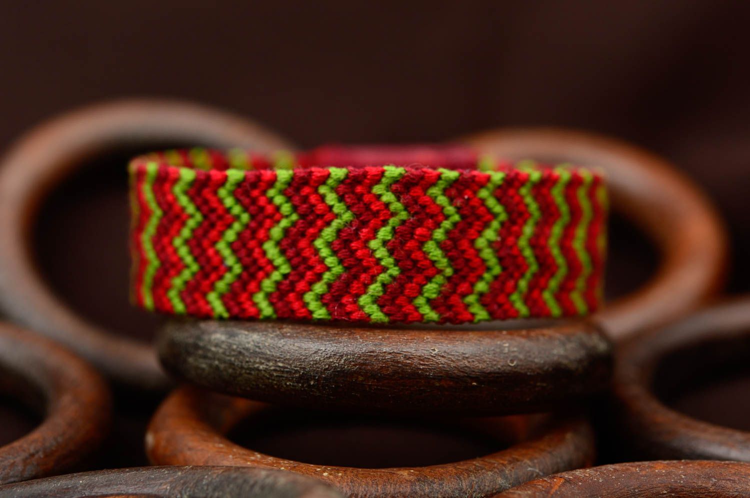 Модный браслет ручной работы браслет макраме красно-зеленый аксессуар макраме фото 1