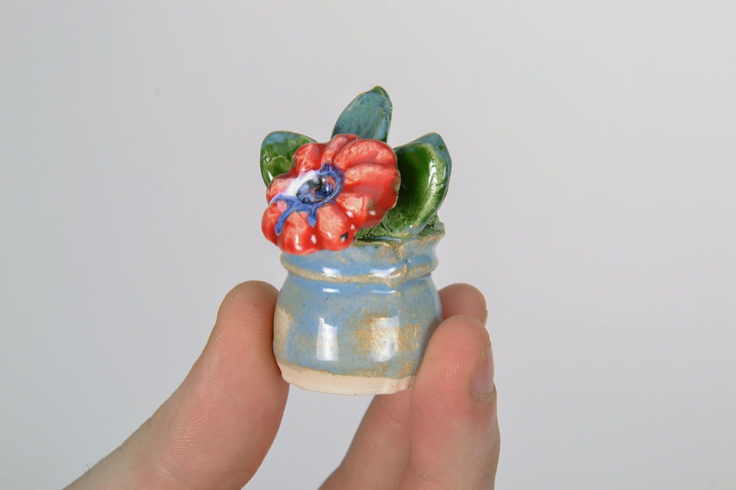 Figura de cerámica con flor foto 2