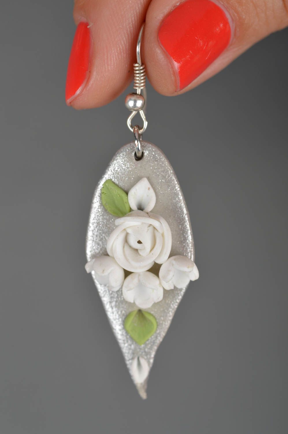 Schöne lange Ohrringe aus Polymerton grau mit Rosen künstlerische Handarbeit foto 3