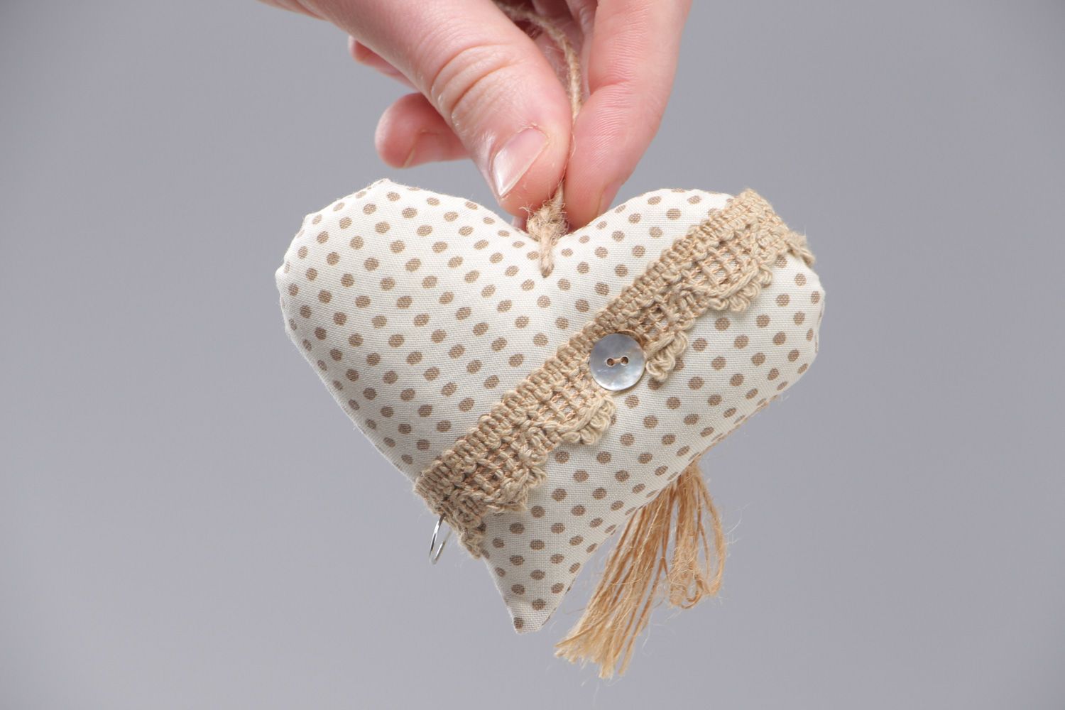 Petite décoration en tissu à suspendre blanche-beige en forme de coeur à pois photo 4