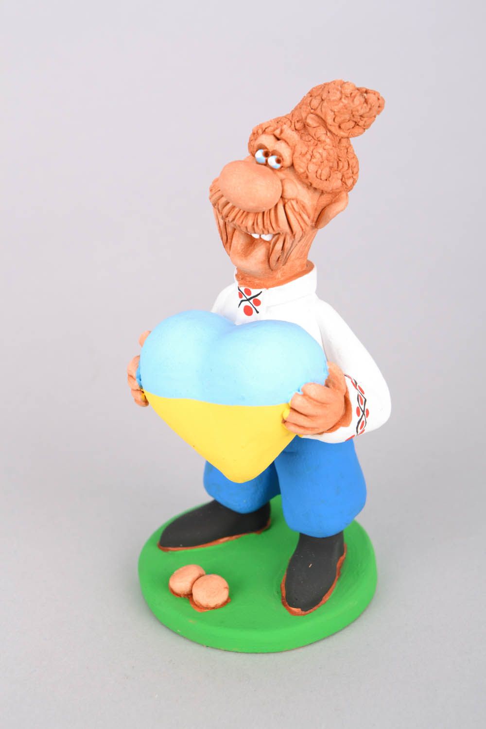 Figurine d'argile à la main Coeur ukrainien photo 3