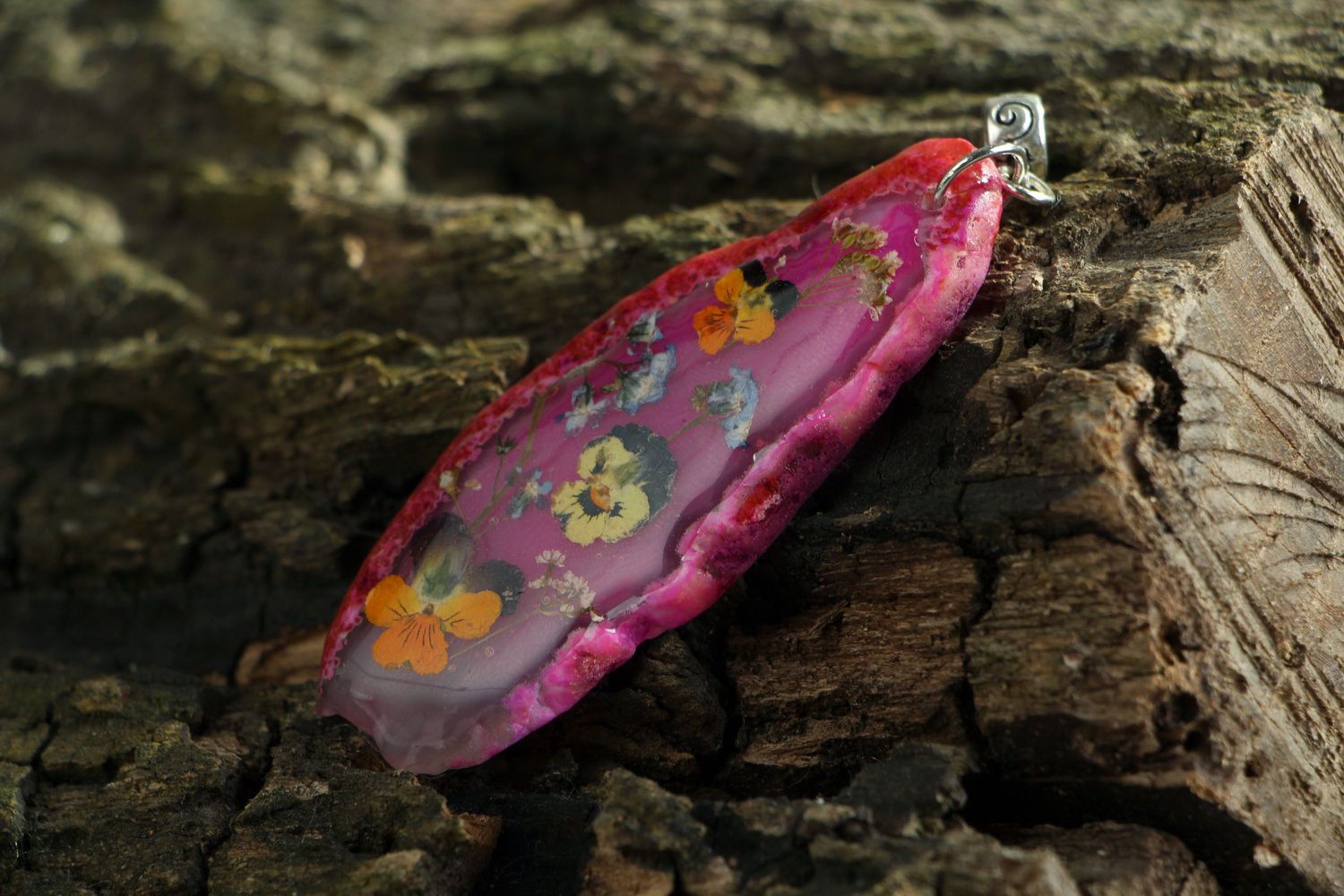 Pendant with natural flowers coated with epoxy Agate and pansies photo 2