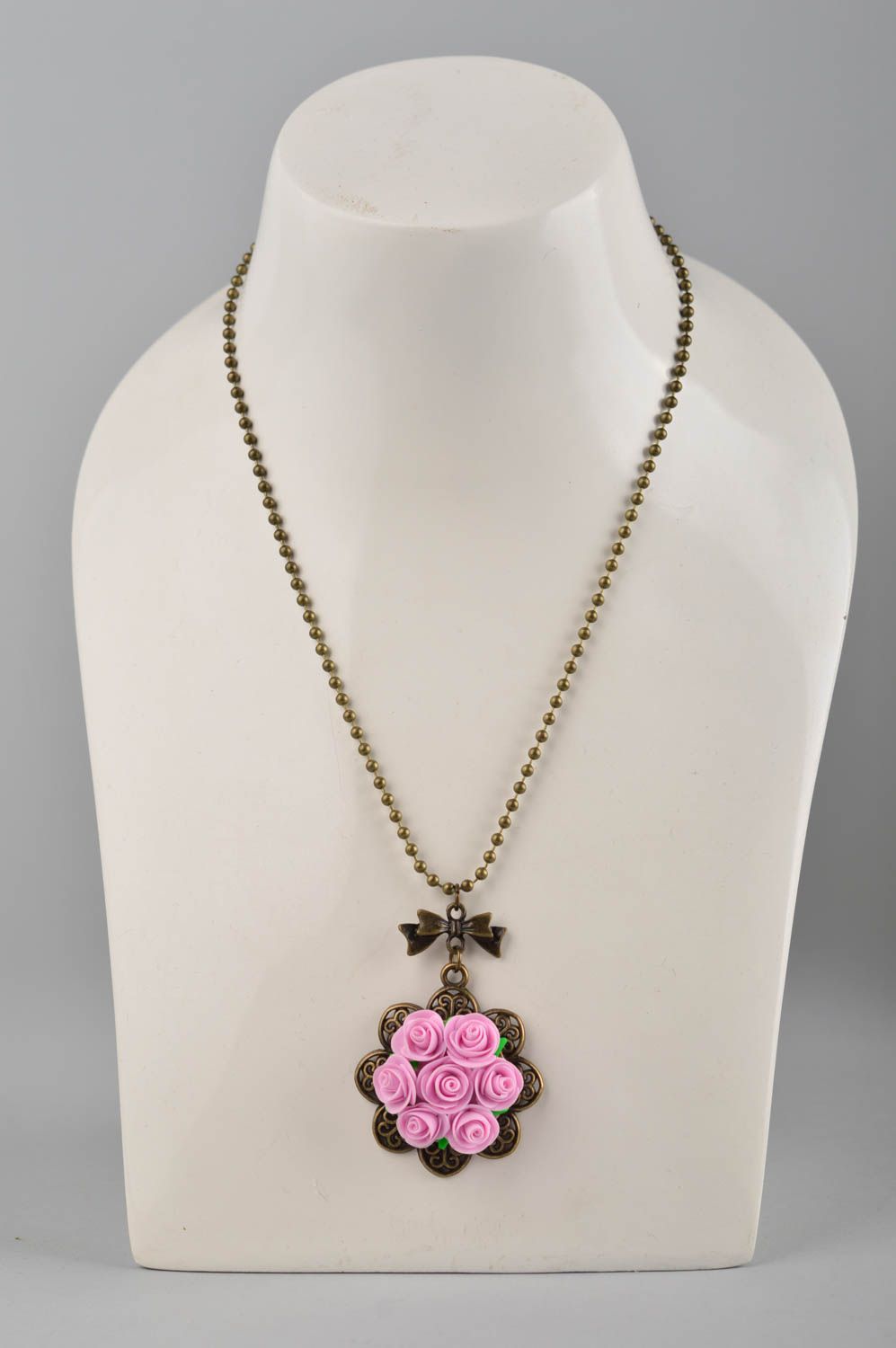 Pendentif en métal Bijou fait main fleurs roses pâte polymère Accessoire femme photo 1