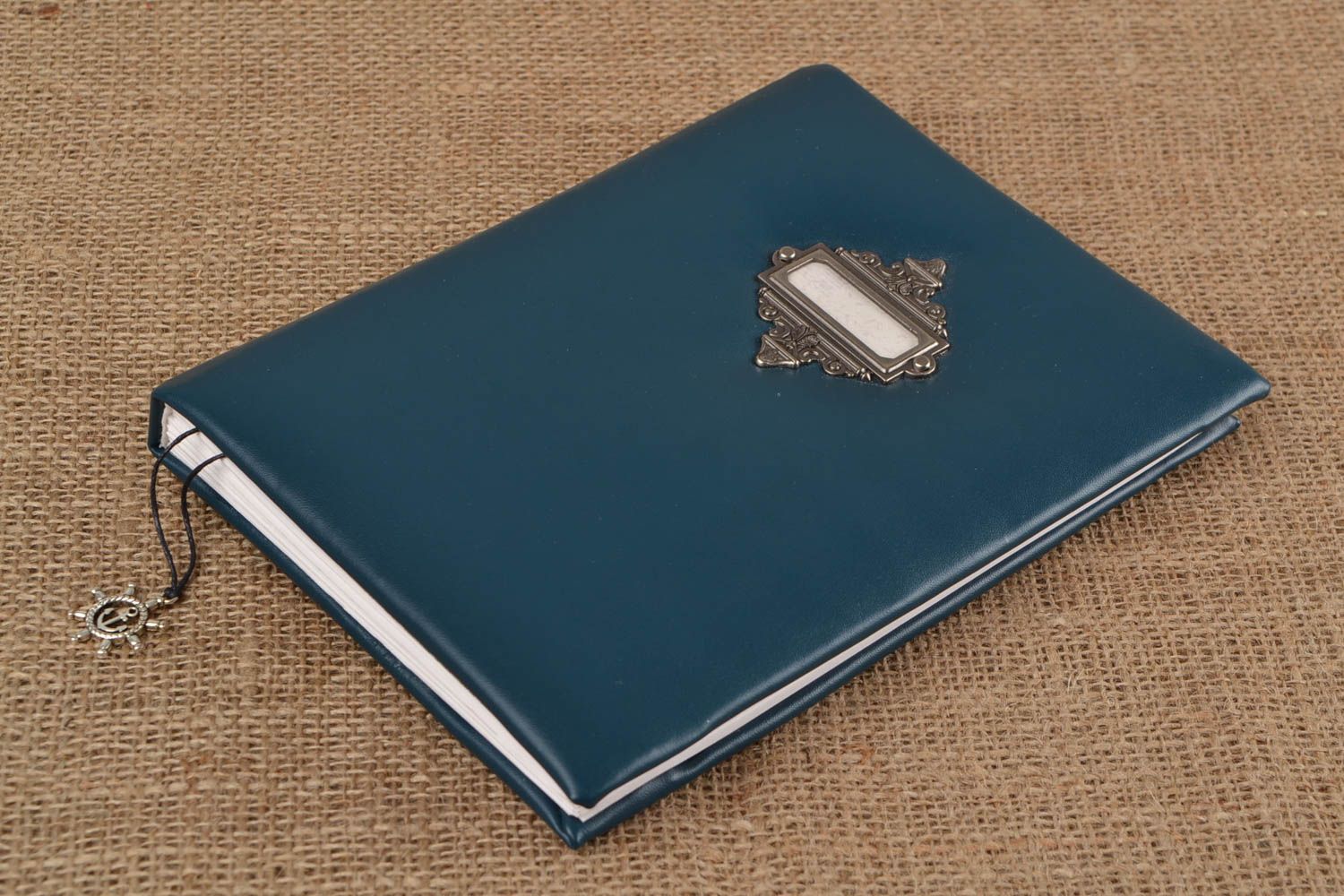 Bloc de notas artesanal de cuero artificial azul en técnica de scrapbooking foto 1