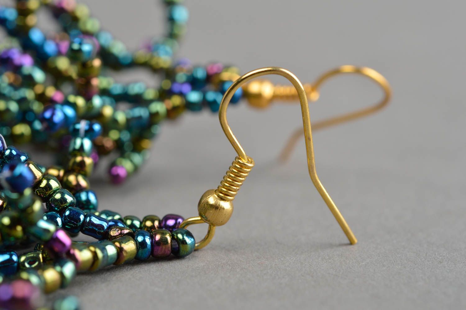 Boucles d'oreilles en perles de rocaille couleur foncée faites main Coraux photo 4