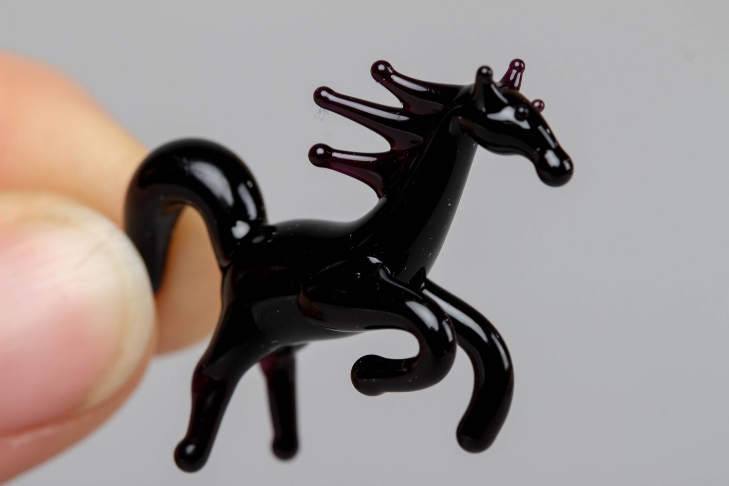 Фигурка из стекла в технике лэмпворк ручной работы Лошадь черная фото 3
