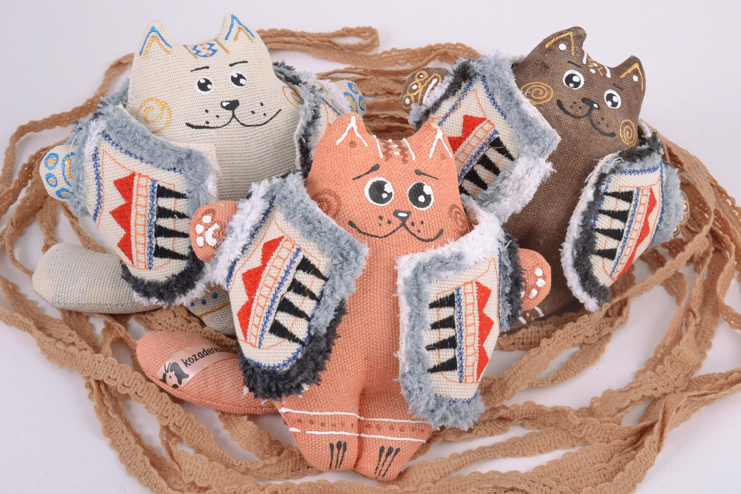 Petites peluches décoratives en tissu peintes faites main 3 chats en gilets photo 1